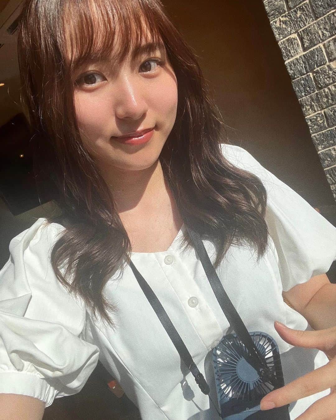 杉岡泉美のインスタグラム：「「その結婚、正気ですか？」のMVが昨日公開となりましたが、観ていただけましたか😶 感想お待ちしております。 この時の撮影は暑かったので、グッズのスクエアファンずっと持ってました🥰 これ持ってると無敵です。涼しい〜 蝉の音とかも聞こえたりと夏を感じる撮影でした🌻 まだの方はMV是非、観て頂けると嬉しいです☺︎ #夏の必需品」