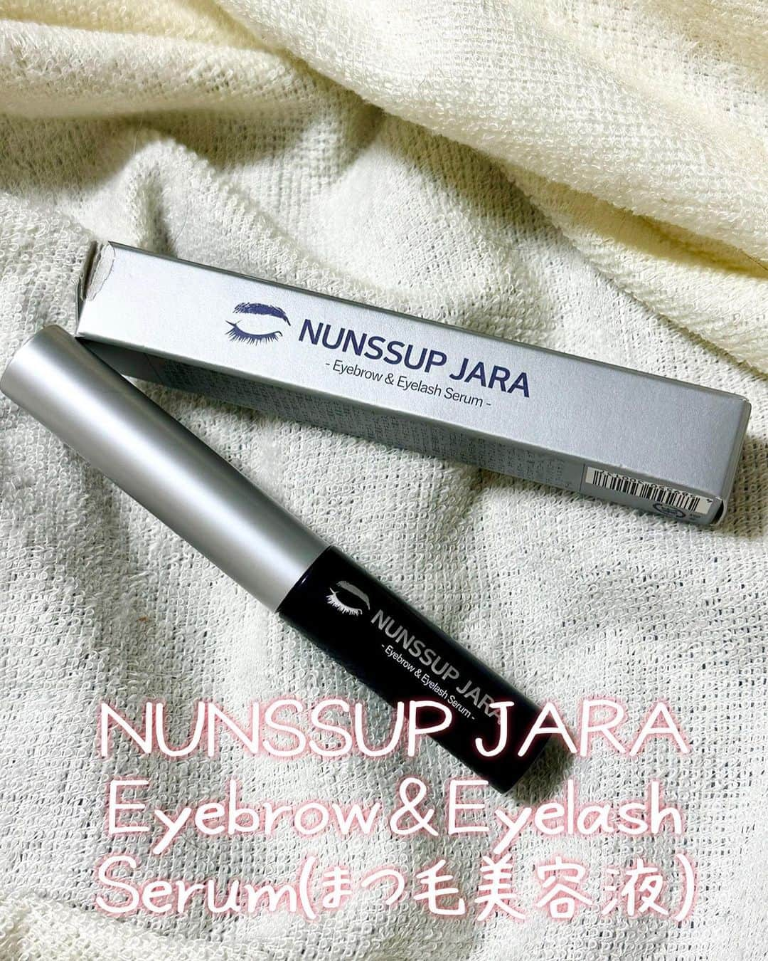 まあみさんのインスタグラム写真 - (まあみInstagram)「. . NUNSSUP JARA Eyebrow＆Eyelash Serum(まつ毛美容液)  ブドウ果実細胞エキス リンゴ果実培養細胞エキス ドクダミエキスなど植物の力と まつ毛の育毛にぴったりな成分が ぎゅっと配合されている美容液🌸  先端はスポンジのチップになっていて、 スクリュー型のブラシと一体化。 まつ毛美容液あるあるの、 うっかり目に染みたなんてこともなしで 使いやすさを求めた設計です🫶  毎日効果を実感できる付属のスケールで どれくらい伸びたかが一目瞭然👀🩷  まつ毛やまつ毛の生え際(表裏)に 先端チップで塗る。 ブラシでなでるように塗る。 お風呂上がりの清潔な時にはもちろん、 朝、寝る前、お化粧直しなど🫶 使いやすくて塗りやすいので マストアイテム🤲🩷  是非チェックしてみて下さい🕊️ . . NUNSSUP JARA　Eyebrow＆ Eyelash Serum　税込5,500円 . . #美容#コスメ#まつ毛美容液#まつ毛 #美意識#コスメレポ#美容液#美活 #nunssupjaraまつ毛美容液」8月8日 21時47分 - maami_1125