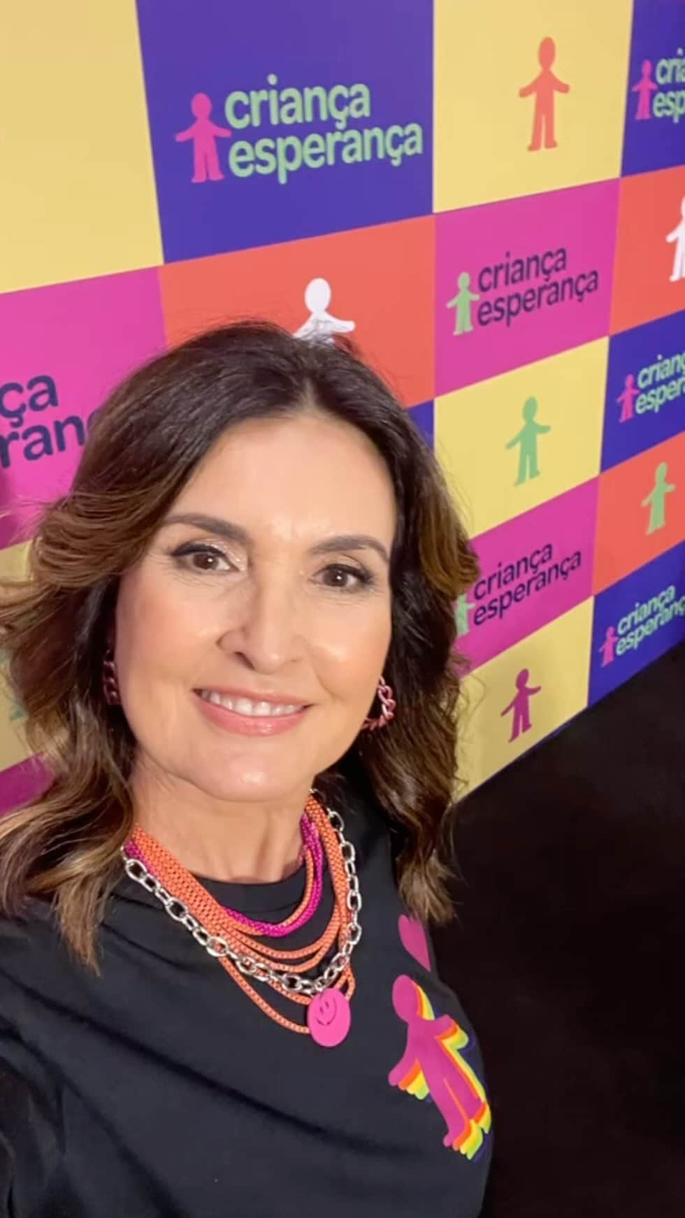 ファチマ・ベルナルデスのインスタグラム：「Foi uma noite linda! De arte e beleza! De agradecimento pela colaboração de tantos brasileiros que acreditam no poder transformador da educação, do esporte e da arte. Uma noite de muitos reencontros felizes. #criancaesperanca」