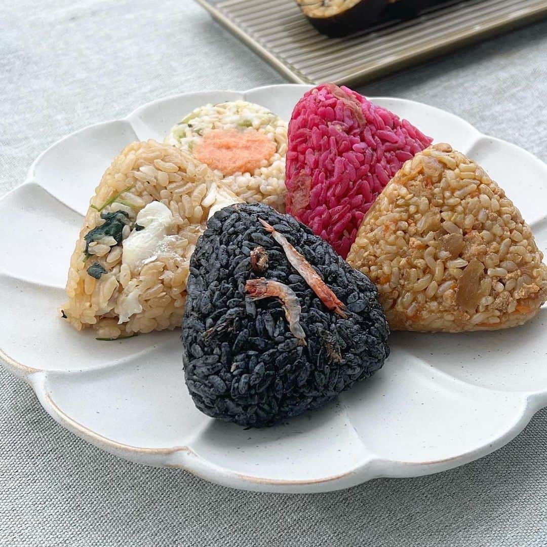 横山紗弓さんのインスタグラム写真 - (横山紗弓Instagram)「博多デイトスいっぴん通りにある 糸島おむすび ふちがみ の綺麗なおむすびをお持ち帰り🍙 お米や素材だけでなく作り方にも贅沢にこだわっているそうです。 私がパクッと食べているものも合成着色料ではなく ビーツや紫蘇、梅肉の素材の色から🌸 全11種類、白米か玄米か選べます。すごい種類！ 新幹線改札口のすぐ側なので移動のお供にはもちろん 食卓も艶やかに彩りを、いいですね。 私はお家でゆっくりいただきました🙏 本当に美味しかった〜！ お友達とおむすびパーティーしたくなったよ🥳 オンラインショップもあるみたいなので 是非チェックしてください✔︎ #福岡グルメ #博多グルメ #博多駅グルメ #博多ランチ #糸島おむすび #ふちがみ #おむすび #混ぜごはん #おにぎり #テイクアウト #福岡おむすび #博多おむすび」8月8日 22時02分 - 1129sym