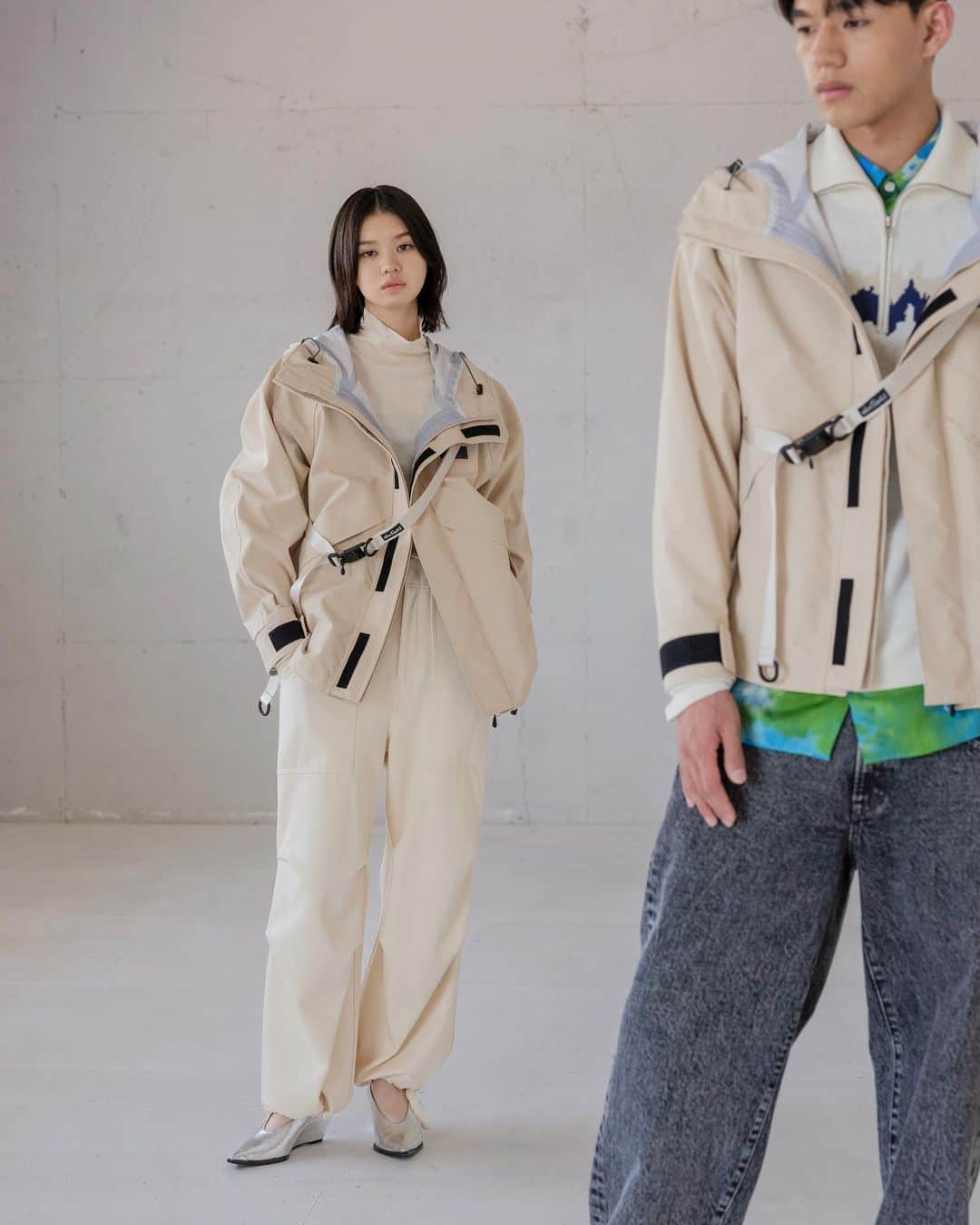 のインスタグラム：「【WILDTHINGS for ADAM ET ROPÉ 2023 AUTUMN WINTER COLLECTION】︎  アダム エ ロぺのアウターの中でも、数シーズンに渡り展開し好評を博している「WILD THINGS」との別注デナリジャケット。  年齢・性別・国籍にとらわれず着用可能なシルエット、耐水・防水・防風を兼ね備えた3レイヤー機能、取り外し可能でアクセントとしても存在感を放つツールストラップベルトに加え、今シーズンは表面をマットポリエステル素材に変更し、よりソフトでライトに仕上げた。  WILD THINGSの「LIGHT IS RIGHT (軽くてタフでなければいけない)」というコンセプトを受け継ぎながらも、要所要所のギミックや配色にアダム エ ロぺらしい「モード 」を存分に感じられるアイテムを、ぜひこの秋の一着目の相棒に選んでみては？  -----  KEY ITEM ▪️【WILDTHINGS for ADAM ET ROPÉ】TOOLSTRAP DENALI JACKET ¥42,350 FEMME: #EUL73100 HOMME: #GML13200  -----  PHOTOGRAPHER _YOSUKE EJIMA  HAIR _MASASHI KONNO @ma34hair  MAKE _SHIKIE MURAKAMI @shikiemurakami   MODEL _SOTA @1needm0rebigl0ve  _EIRI KAZAMA @eirikazama  _HYO @hyo_0906 _HINA MISHIMA @hina__mishima _AFEE @afeekasse _YUKO NAGATA @yuko_nagata_   @adametrope  @jadorejunonline  @adametropehomme  @wildthings_jp  #adametrope #adametropehomme  #jadorejunonline #アダムエロペ #adam23aw #wildthings #ワイルドシングス #exclusive #別注 #denalijacket」