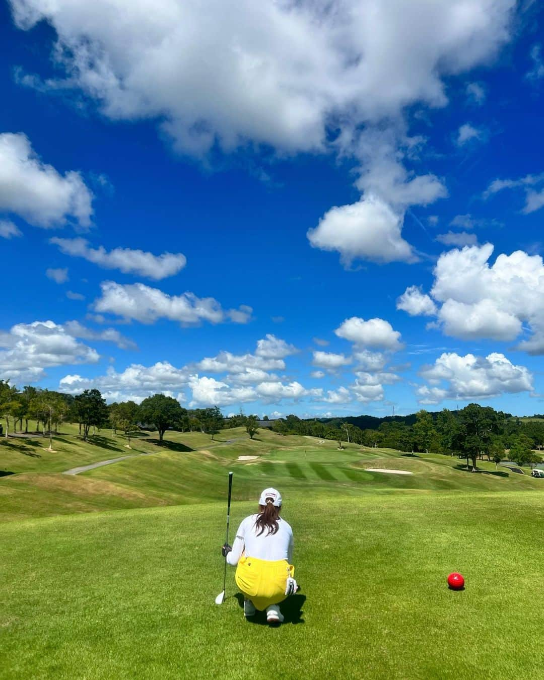 西村ケリーさんのインスタグラム写真 - (西村ケリーInstagram)「先日ゴルフ⛳️ 真夏☀️のゴルフはハードだけど楽しかった🙆‍♀️ 夏の空って本当に綺麗だよね🌤️🥰 クラブも買い替えたし100切り頑張る💪😤あと一歩！！ ゴルフクラブ🏌️‍♀️は今　@prgrjapan と　@bridgestonesports_golf ⛳️❤︎  #ゴルフ #ゴルフ女子 #ゴルフコーデ #ゴルフウェア #ゴルフ大好き  #ゴルフ日和 #golf #golfwear #golfr #golf⛳️ #ゴルフコーデ #キスオンザグリーン  #ニューバランスゴルフ  #パーリーゲイツ #パーリーゲイツ女子 #メイプルポイント #ゴルフクラブ #🏌️‍♀️ #golfswing #golflife #junandrope #ドライバーショット #ドライバースイング #ドラコン #ゴルフスイング #うまくなりたい」8月8日 21時55分 - kellynishimura8