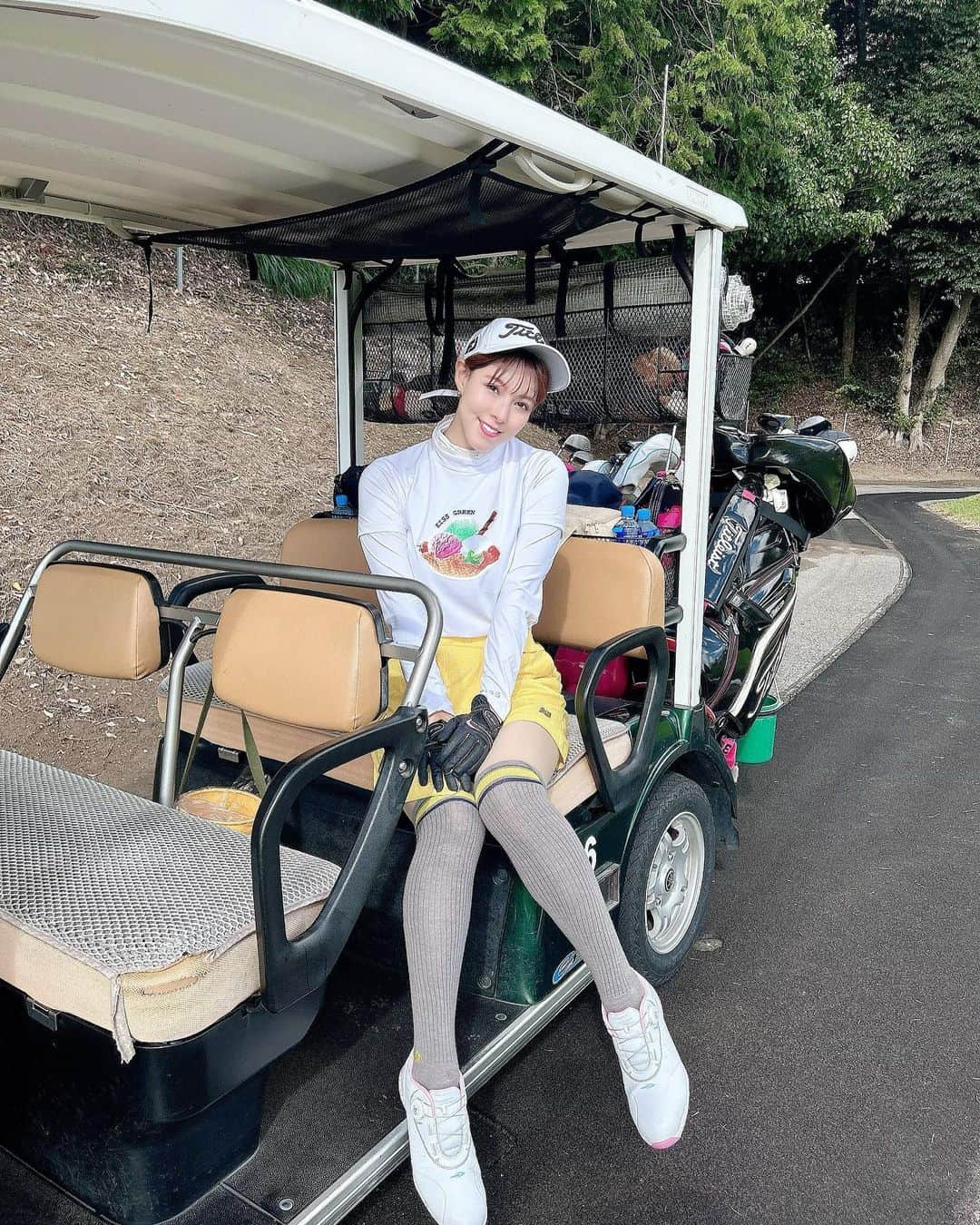 西村ケリーのインスタグラム：「先日ゴルフ⛳️ 真夏☀️のゴルフはハードだけど楽しかった🙆‍♀️ 夏の空って本当に綺麗だよね🌤️🥰 クラブも買い替えたし100切り頑張る💪😤あと一歩！！ ゴルフクラブ🏌️‍♀️は今　@prgrjapan と　@bridgestonesports_golf ⛳️❤︎  #ゴルフ #ゴルフ女子 #ゴルフコーデ #ゴルフウェア #ゴルフ大好き  #ゴルフ日和 #golf #golfwear #golfr #golf⛳️ #ゴルフコーデ #キスオンザグリーン  #ニューバランスゴルフ  #パーリーゲイツ #パーリーゲイツ女子 #メイプルポイント #ゴルフクラブ #🏌️‍♀️ #golfswing #golflife #junandrope #ドライバーショット #ドライバースイング #ドラコン #ゴルフスイング #うまくなりたい」