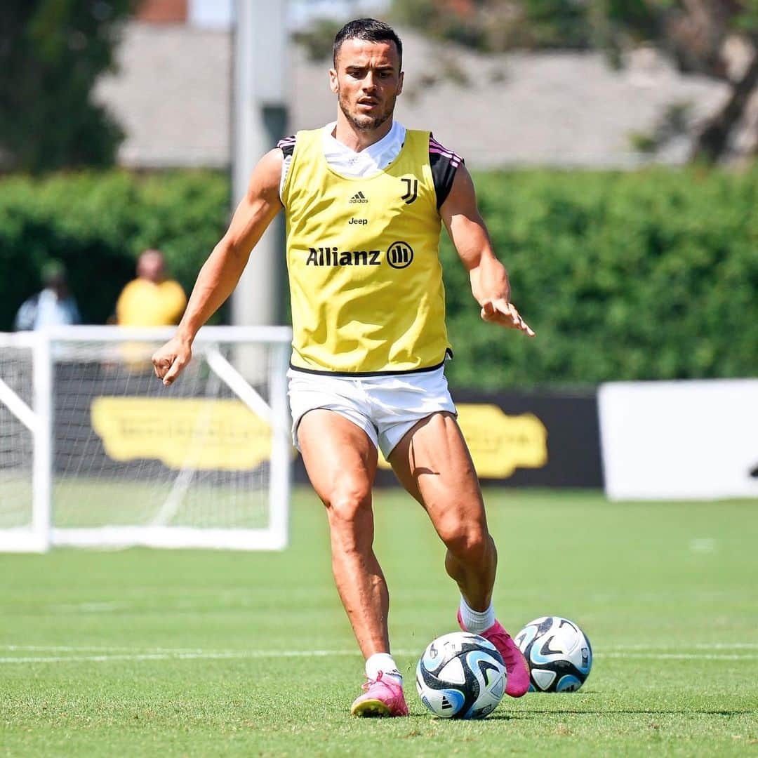 フィリップ・コスティッチのインスタグラム：「Training 💪🏻 @juventus」
