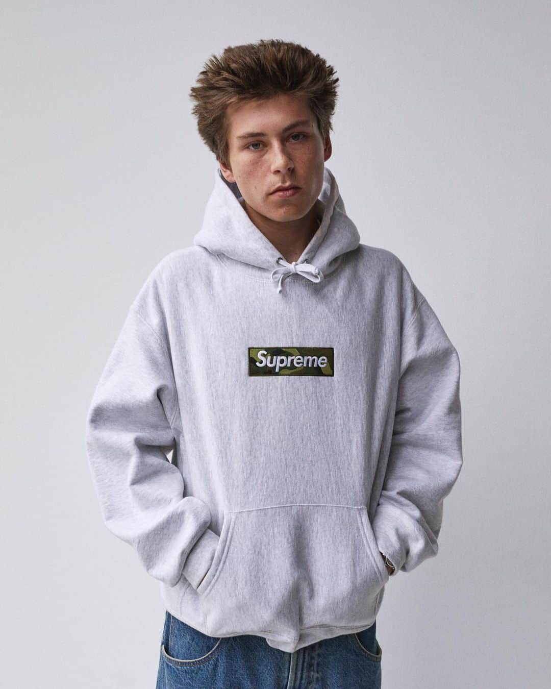 シュプリームのインスタグラム：「New Fall/Winter 2023 collection coming soon」
