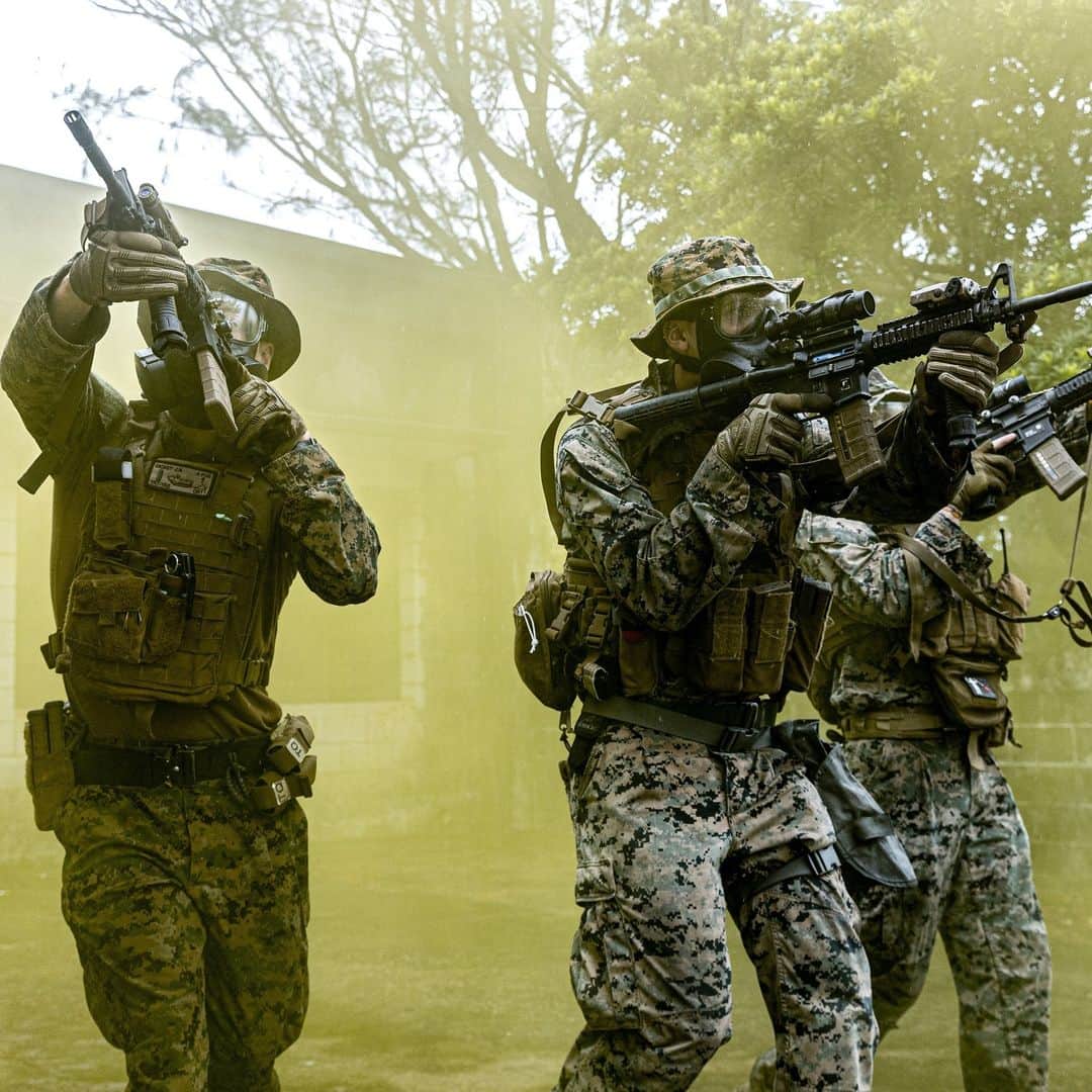 アメリカ海兵隊のインスタグラム：「Profession of Arms  📍 Okinawa, Japan (July 26, 2023)  #Marines with @3dmardiv conduct Exercise Samurai 23-3.  Exercise Samurai 23-3 enables the Marines to maintain tactical proficiency and lethality.   📷 (U.S. Marine Corps photo by Cpl. Israel Sheber)  #USMC #SemperFi #MarineCombatArms」