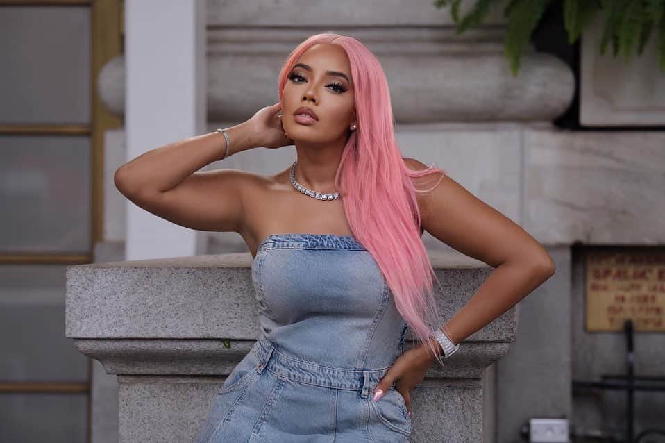 Angela Simmonsのインスタグラム：「Let Me Pop My $h!T 💗」