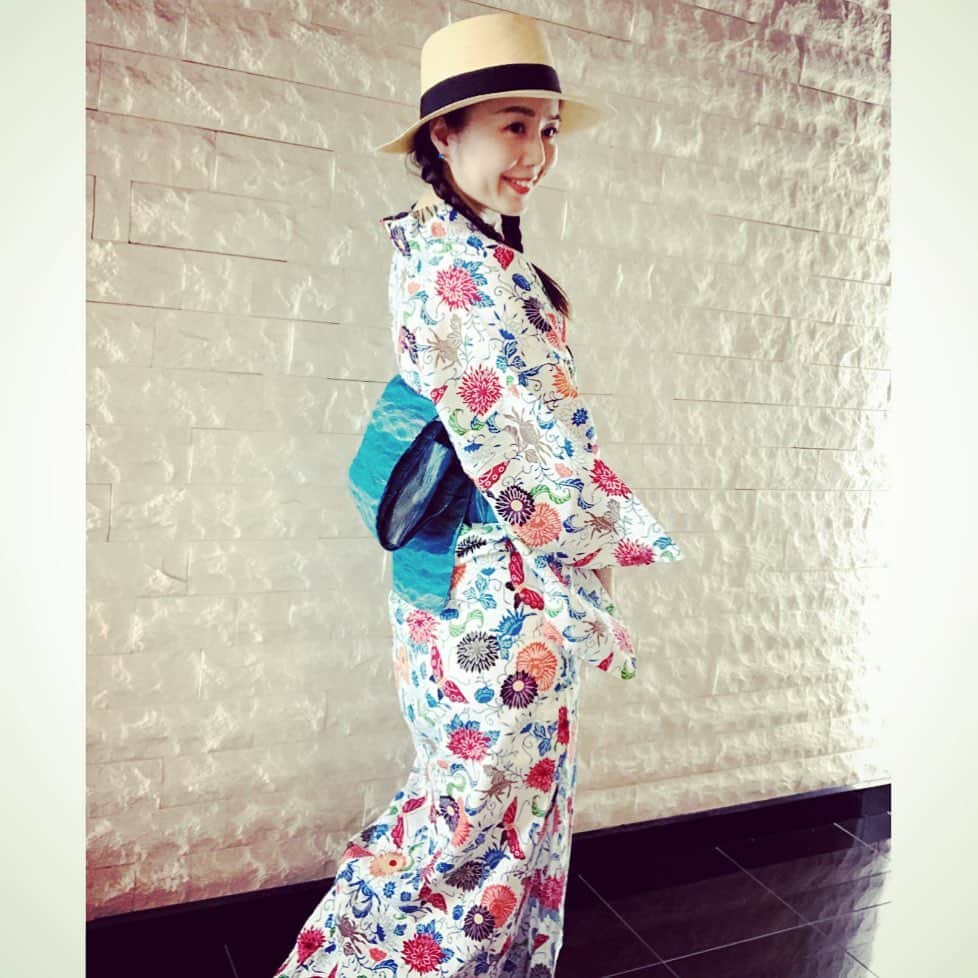 桂紗綾のインスタグラム：「パナマ帽でレトロサマー🌻  #紅型風  #浴衣  #パナマ帽  #銀座結び」