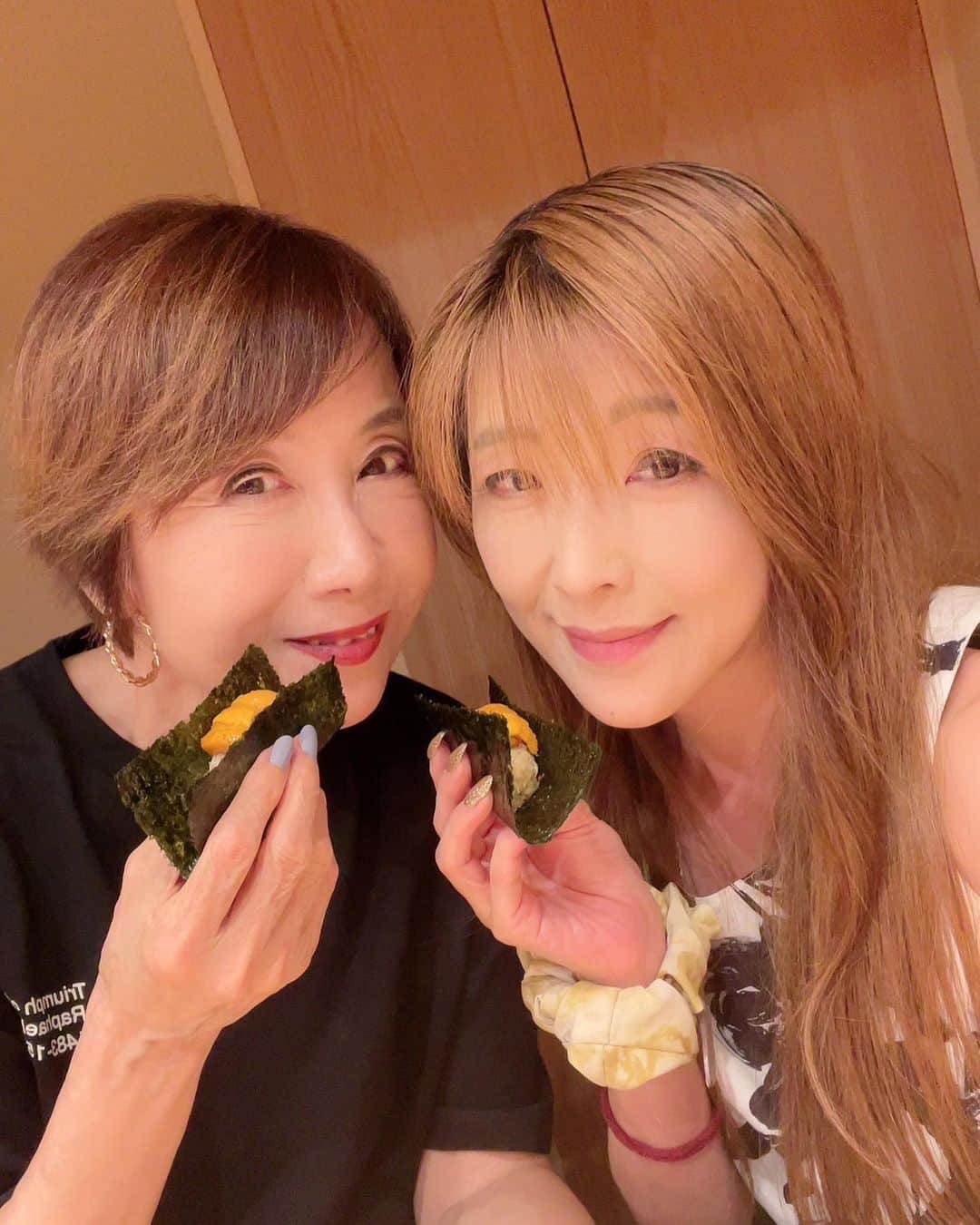 奈美悦子のインスタグラム：「大好きなお寿司を食べてご機嫌🍣#鮨 #寿司 #すし #大好き #食いしん坊 #食べる事が好き #仲良し #友達 #ありがとう #またね #一緒に」