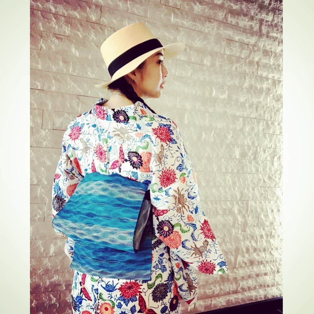 桂紗綾のインスタグラム：「夏の海を想う帯🏖  #浴衣  #パナマ帽  #名古屋帯  #銀座結び」