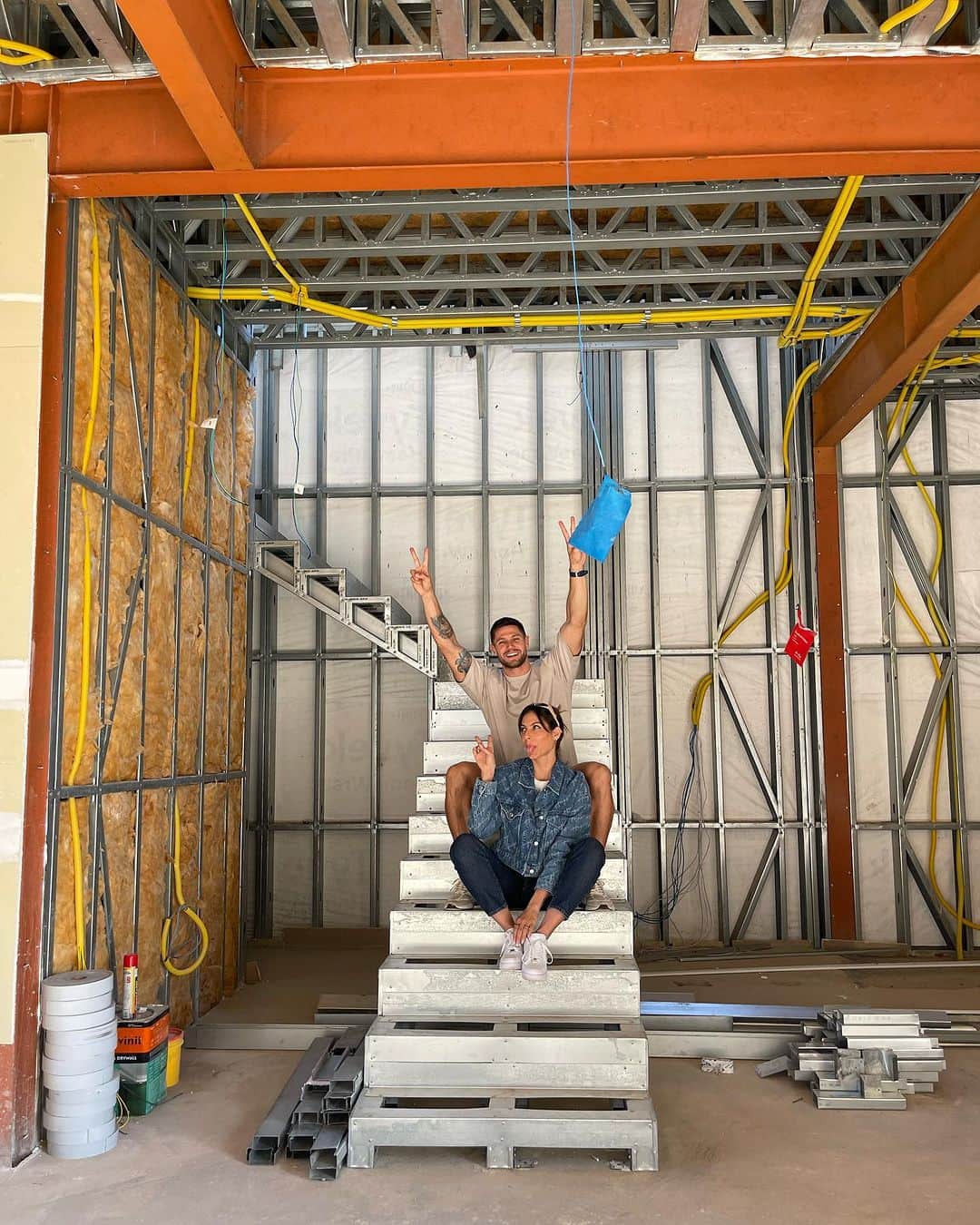 Jonas Sulzbachのインスタグラム：「Construindo cada pedacinho desse sonho ao seu lado 🏗️🤍」