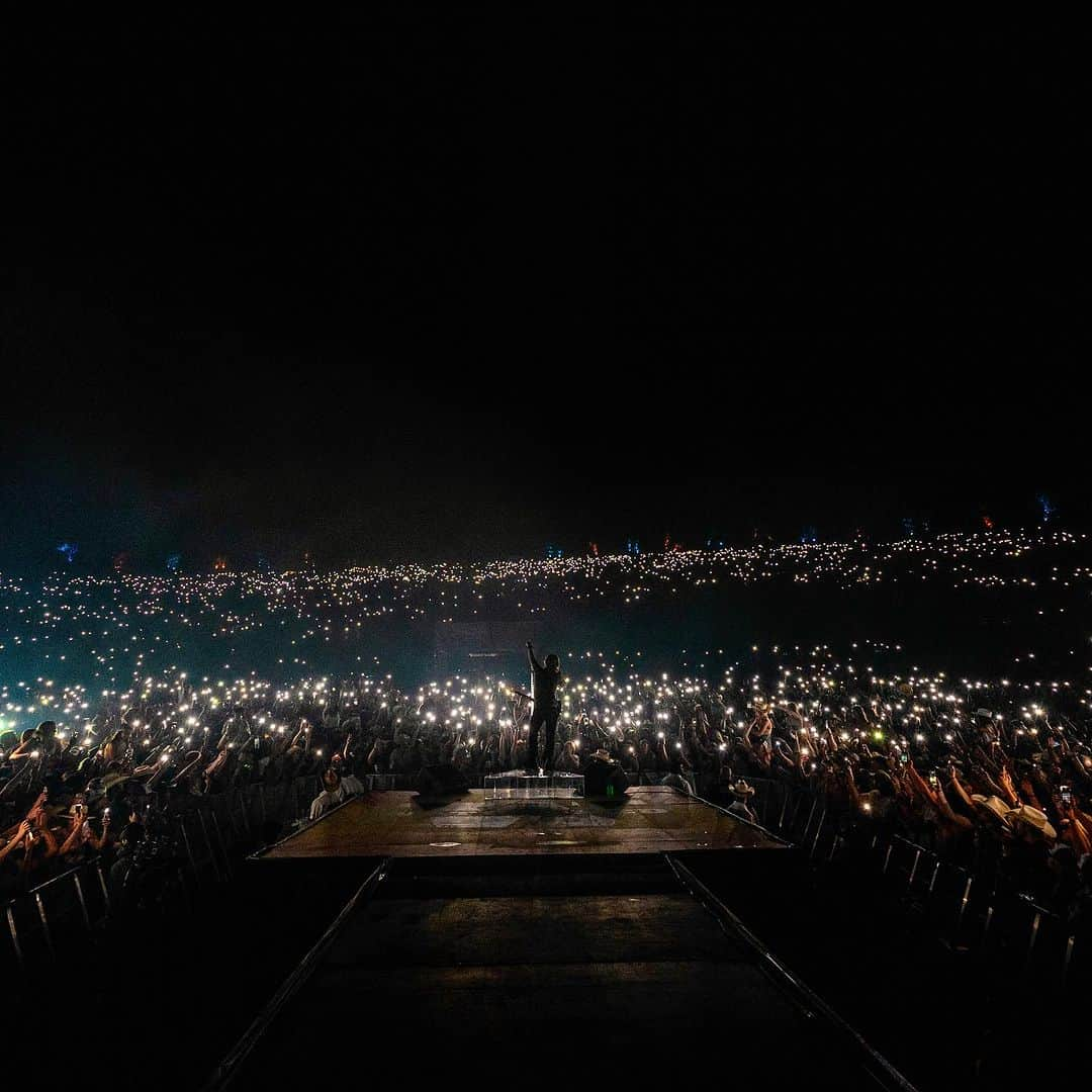 キース・アーバンさんのインスタグラム写真 - (キース・アーバンInstagram)「WATERSHED !!!!!!! we literally had the perfect kind of vibe going between us the entire night. absolutely insane energy !! thank you」8月9日 7時55分 - keithurban