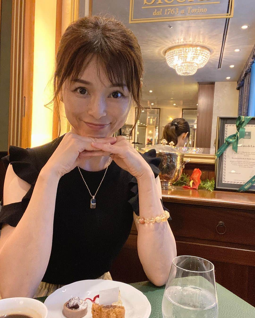 藤田りえのインスタグラム：「Bicerinで娘たんとランチ。 @bicerinjapan ⁡  雰囲気よし！ 味よし！ お客様の層も好き！ 新宿でのランチで迷われたら是非こちらで♡ ⁡ ラザニアとってもおいぴかったナ⭐︎ ⁡ ⁡ ⁡ 外食の投稿が多いので 「りえさんは料理しますか？」という質問をたまにいただくけど してる！してまっせ笑！！ 栄養分とか考えて作ってる！！ でも子どもたちに「お袋の味ってなんなん？」と聞いたら 「ティラミス！！」って言われた。 ⁡ +:-:+:-:+:-:+:-:+:-:+:-:+:-:+:-:+ threadsつぶやいています プロフィールトップの@マークをタップしてみてね。 ⁡ ⁡ #藤田りえ #48歳 #1974年生まれ #アラフィフ #アラフォー #40代 #ごきげんさんでいこう  #ジョイスタッフ #threads #ビチェリン #bicerin」