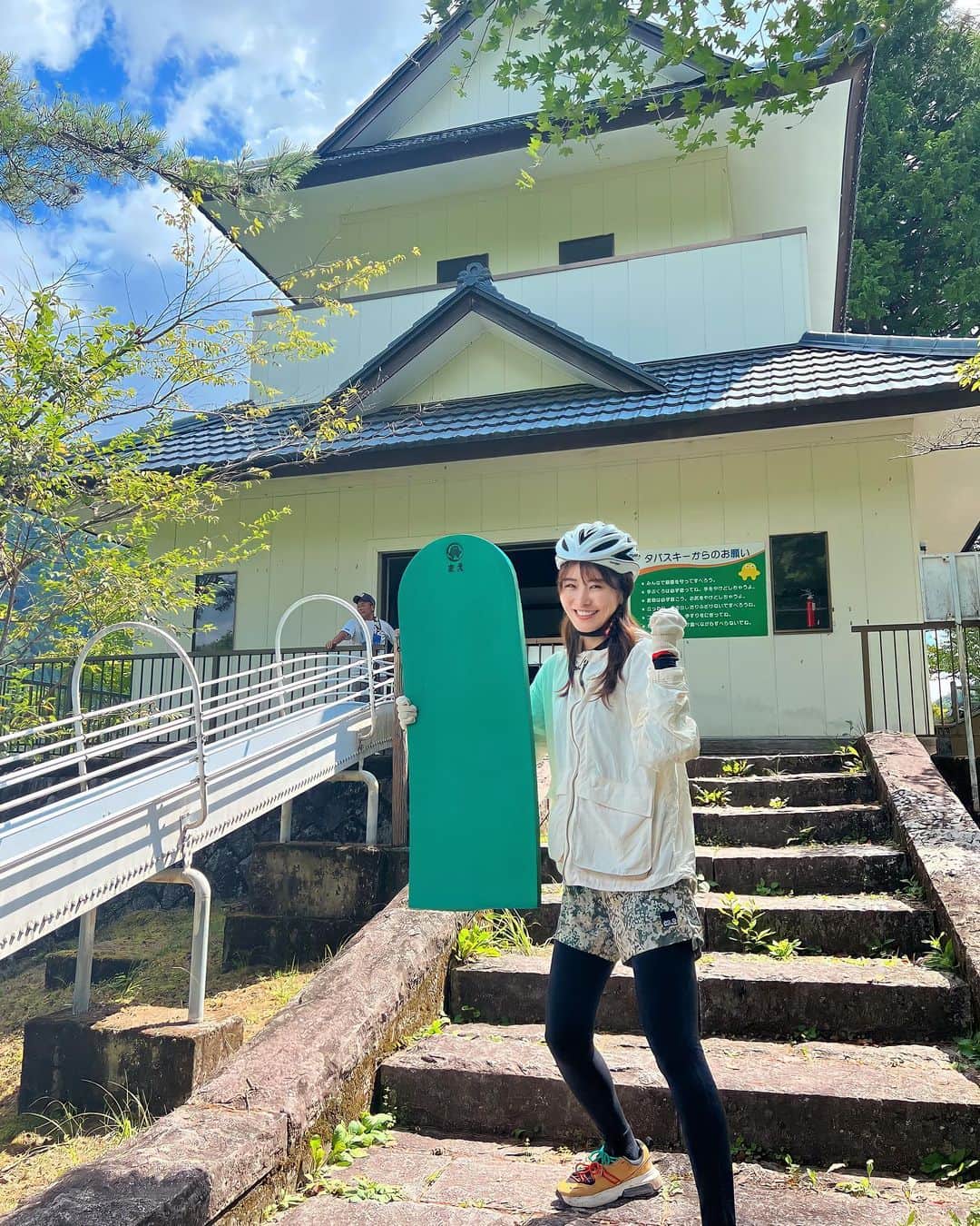 佐野真彩さんのインスタグラム写真 - (佐野真彩Instagram)「丹波山村にある“日本一のローラー滑り台”🛝  遠くからでも見えるお城に近づくと、 まさかのローラーすべり台😳 長さ247メートル、高低差42メートル。  しっかり説明を聞いて、 マットを敷いて滑る...! かなりスピードが出せてスリル満点で楽しかった！  その日きていたちびっ子たちは"今で7回滑ってるよ〜"など教えてくれて、ちびっ子から大人まで夢中にになれちゃうスポットだなと納得でした。  ありがとうございました☺️  ※丹波山の雲取山は、鬼滅の舞台とされているところです⛰️  #丹波山村 #丹波山　#丹波山ローラーすべり台 #雲取山　#jackwolfskin #cyclinggirl #丹波山村ローラーすべり台」8月9日 8時06分 - sano.maya