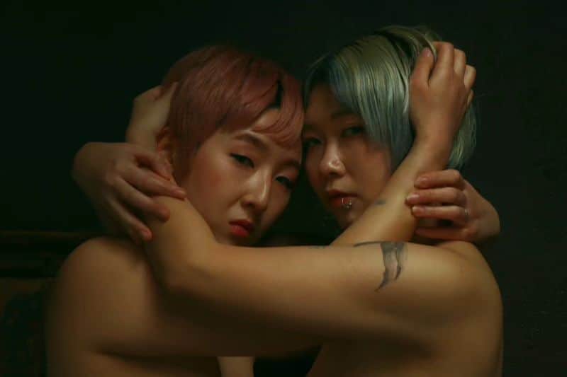 大塚咲のインスタグラム：「SAKI OTSUKA同時開催写真展  個展、私達は共鳴しているは残り２日！短いなあ。 また展示しますね😭  私は10日15時から在廊します！  ⬜「私達は共鳴している」 UltraSuperNewGallery  @ultrasupernewgalleryjp  ⬜「ひとつの愛しいところ」 Jinny Street Gallery @jinny.gallery 8/4-9/1」