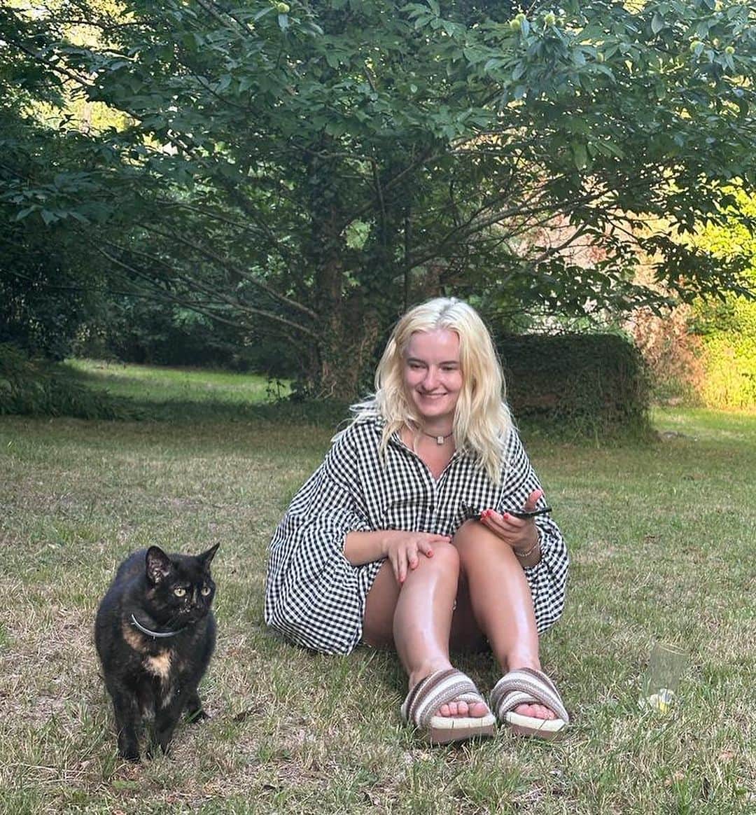グレース・チャトーのインスタグラム：「Happy #internationalcatday」