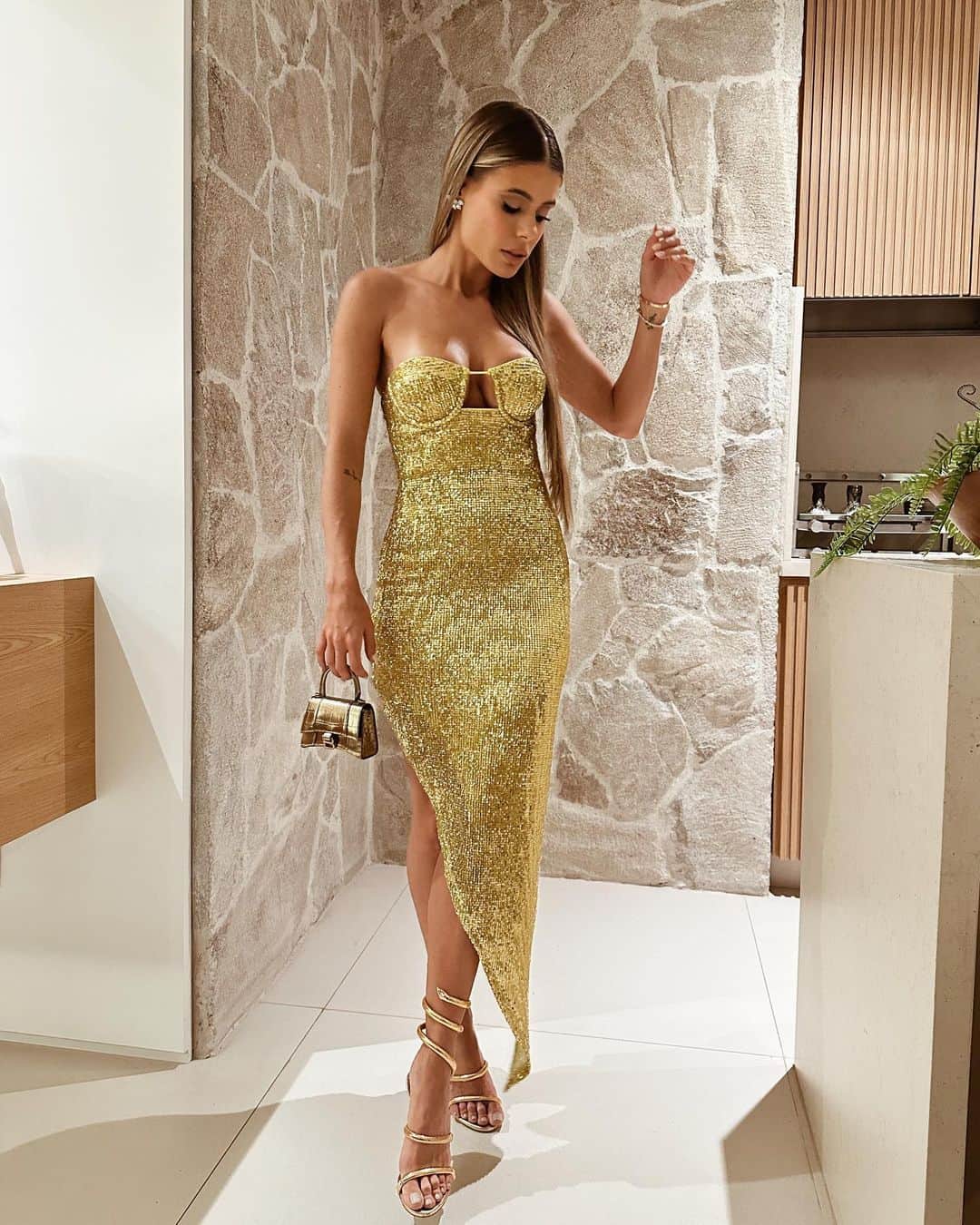 キャロル・カブリーノのインスタグラム：「Bateu saudades desse glamour todo! Encontro-me jogada no sofá 🥹 quedê os eventos? 🤣」