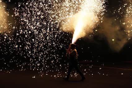 都竹悦子のインスタグラム：「飛騨高山手筒花火大会  今日8月9日、 厄（8 9）除けの祈りを込めて開催されます。  飛騨高山ケーブルテレビ　HIT NET TV!にて放送され、 全国100社のケーブルテレビ及びYouTubeにて迫力をお伝えします。  https://m.youtube.com/watch?v=O8LQOInqbXk  第40回を迎える今回、番組MCを担当させていただきます！ 生中継は19時15分から！  ぜひご覧ください！ #HITNETTV #ケーブルテレビ100社で放映　#番組MC #都竹悦子　#飛騨高山の素晴らしさを伝えたい　#飛騨高山　#飛騨高山手筒花火大会　#厄除け　#悪疫退散　#2023年8月9日」