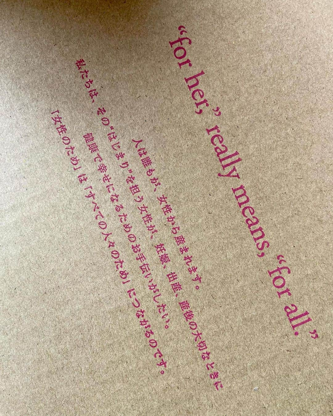 カナさんのインスタグラム写真 - (カナInstagram)「産後ママの心とからだを考えて作られた、 とてもステキな産後ケアごはんの紹介をするね🥣  for her. 🫶🏻💐🩷 @forher.jp   届いたBoxに書かれたメッセージを読んだ瞬間、 涙が溢れました。🥲 「母」の誕生をお祝いしてくれるなんて。😢 みんな生まれた赤ちゃんにばかり目が行きがちだけど。 自分のことを大切にと、優しくてあたたかい言葉が心を癒してくれました…🌷  中には、産後ボロボロになっているからだを労る、温かくて消化に良い、栄養たっぷりの、すぐに食べられるごはん。 一食ずつパウチに入っていたよ。 調理方法は5分温めるだけ！⌛️ 最高…素晴らしい…救われる…  産後のプロである産後ドゥーラと、薬膳師がコラボレーションし、助産師、管理栄養士監修のもと、1年以上かけて丁寧に開発されたレシピ。  授乳中は母乳を通じて食べたものが赤ちゃんに届くため、化学調味料、合成着色料、保存料等、添加物を一切使用していない。  安心して食べられるよう、可能な限り化学物質や農薬を使用していない国産食材を使っている。  たくさんのプロたちの想いが詰まった贈り物…🤲🏻✨  素材とお料理のクオリティが高く、あまりの美味しさにとにかく驚いちゃった！😳  一人での食事でも、たくさんの手厚いサポートを受けている気持ちになったよ🥰幸 心もからだもポカポカ！😚  出産祝い、パパからのプレゼント、自分を労る自分へのご褒美…💓 産後ママみんなに食べてほしい…🔥  アカウントもとっても素敵なお話がいっぱいなので ぜひチェックしてみてください🩰 @forher.jp 🤱🏻  www.forher.jp  #産後ケア #産後ママ  #産後ごはん  #授乳 #授乳中ごはん #出産祝い #forher」8月9日 8時25分 - _kana627_