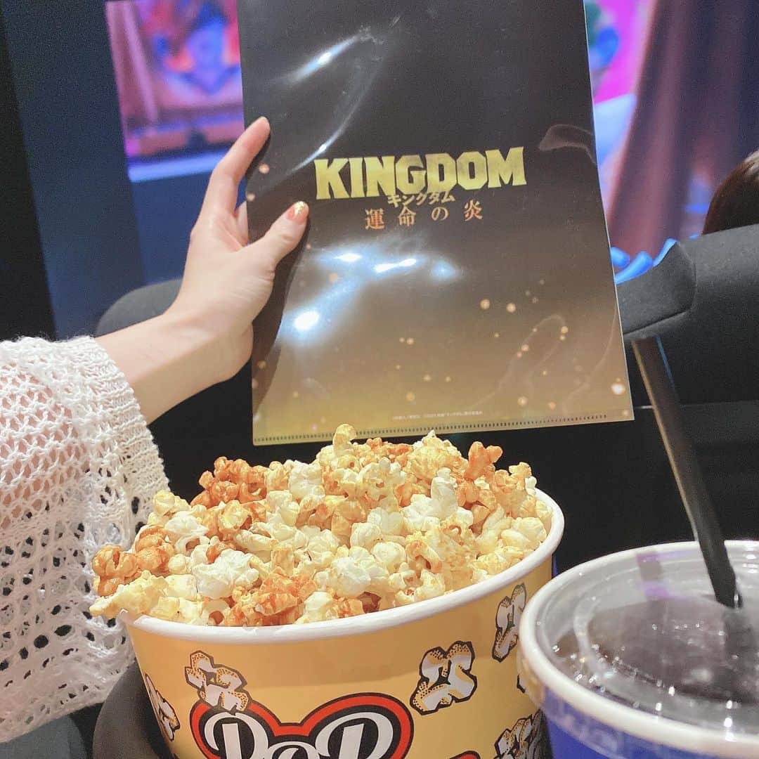 恵美さんのインスタグラム写真 - (恵美Instagram)「.  新宿バルト9のDolby Cinemaにハマり 今度は「キングダム」を見てきましたー❣️📽  Dolby Cinemaの映像は 戦闘シーンは体が震えるくらいの迫力で 王騎将軍の声が後ろから聞こえてきたり まるで映画の世界に入っているようでした⚔🔥  後ろから矢が放たれるヒュン！🏹と いう細かい音まで リアルに再現されています！  この日は羌廆のような 白い広がった袖の服を着て行きました🤭  今回の作品では原作で私が大好きな 紫夏のシーンが出てきます  この一連のエピソードを 綺麗な映像と音で見れたことにより 感動が何倍にも増しました😭✨  是非Dolby Cinemaでの鑑賞を オススメします💗  https://tjoy.jp/shinjuku_wald9  #pr #インフルエンサーワークス #新宿バルト９ #ドルビーシネマ #DolbyCinema #新宿映画館 #東京映画館 #キングダム #キングダム3 #キングダム3運命の炎 #山崎賢人 #吉沢亮」8月9日 8時28分 - emi_florence819