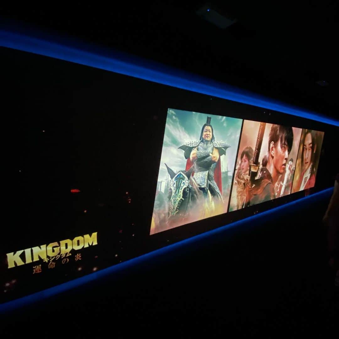 恵美さんのインスタグラム写真 - (恵美Instagram)「.  新宿バルト9のDolby Cinemaにハマり 今度は「キングダム」を見てきましたー❣️📽  Dolby Cinemaの映像は 戦闘シーンは体が震えるくらいの迫力で 王騎将軍の声が後ろから聞こえてきたり まるで映画の世界に入っているようでした⚔🔥  後ろから矢が放たれるヒュン！🏹と いう細かい音まで リアルに再現されています！  この日は羌廆のような 白い広がった袖の服を着て行きました🤭  今回の作品では原作で私が大好きな 紫夏のシーンが出てきます  この一連のエピソードを 綺麗な映像と音で見れたことにより 感動が何倍にも増しました😭✨  是非Dolby Cinemaでの鑑賞を オススメします💗  https://tjoy.jp/shinjuku_wald9  #pr #インフルエンサーワークス #新宿バルト９ #ドルビーシネマ #DolbyCinema #新宿映画館 #東京映画館 #キングダム #キングダム3 #キングダム3運命の炎 #山崎賢人 #吉沢亮」8月9日 8時28分 - emi_florence819