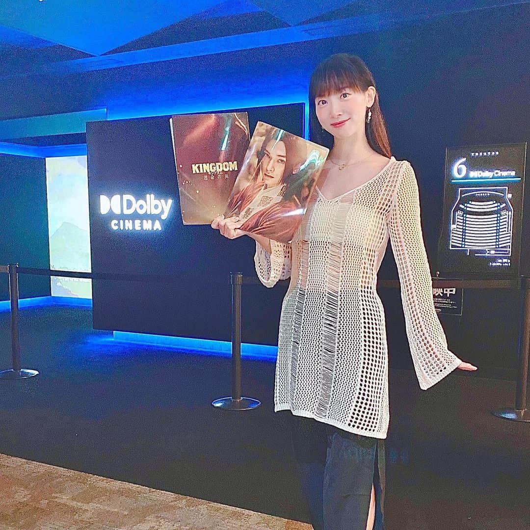 恵美のインスタグラム：「.  新宿バルト9のDolby Cinemaにハマり 今度は「キングダム」を見てきましたー❣️📽  Dolby Cinemaの映像は 戦闘シーンは体が震えるくらいの迫力で 王騎将軍の声が後ろから聞こえてきたり まるで映画の世界に入っているようでした⚔🔥  後ろから矢が放たれるヒュン！🏹と いう細かい音まで リアルに再現されています！  この日は羌廆のような 白い広がった袖の服を着て行きました🤭  今回の作品では原作で私が大好きな 紫夏のシーンが出てきます  この一連のエピソードを 綺麗な映像と音で見れたことにより 感動が何倍にも増しました😭✨  是非Dolby Cinemaでの鑑賞を オススメします💗  https://tjoy.jp/shinjuku_wald9  #pr #インフルエンサーワークス #新宿バルト９ #ドルビーシネマ #DolbyCinema #新宿映画館 #東京映画館 #キングダム #キングダム3 #キングダム3運命の炎 #山崎賢人 #吉沢亮」