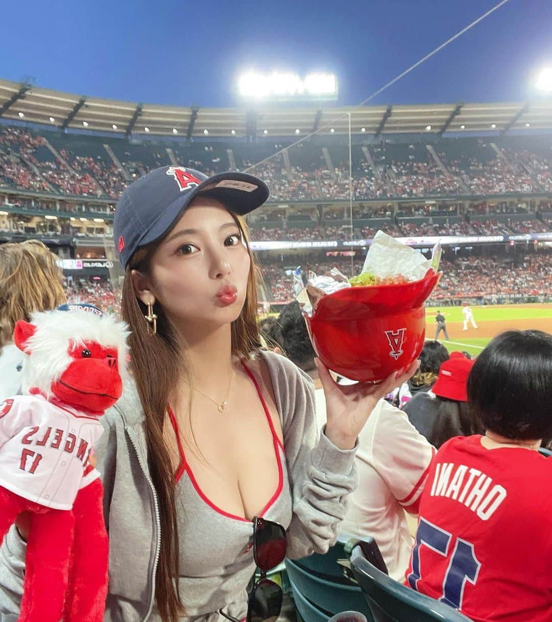 MiyakeKasumi のインスタグラム：「OHTANI〜❤️  大谷猿なんとかGET😍❤️  いっぱい撮ってくれたから選べず沢山載せた🤣   #la  #ロサンゼルス  #ロサンゼルス旅行  #エンゼルス  #大谷翔平  #アナハイム  #ロス  #losangeles  #angels  #ohtani  #shoheiohtani  #anaheim」