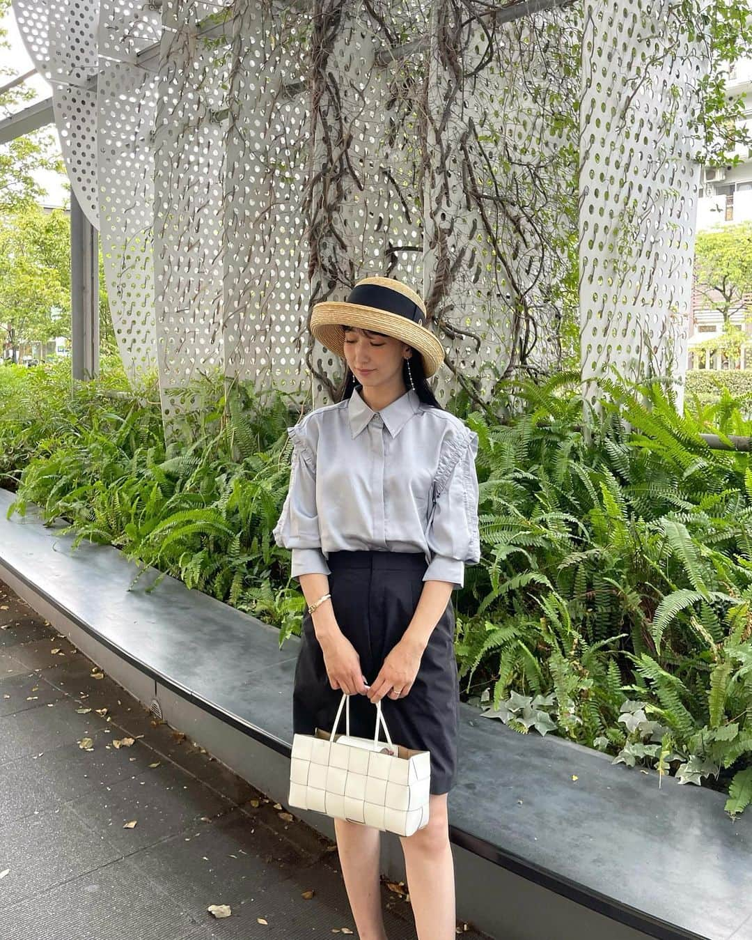 𝗔𝗜のインスタグラム：「. . OUTFIT🤍 . 休日、子供たちの幼馴染たちとみんなで 夏休みの宿題自由研究をやる予定で二子玉へ🌻✨ . @miro_amurette  @mirofilles  . AWの新作なんだけど、肩にボタンがあって、 ノースリーブにもなるから今から長く愛用できそう☺️。 . サテン素材とブルーがとても上品なシャツは 休日なので、あえてショーパンでカジュアルダウン🤍 . . #outfit #ootd #miroamurette #mirofilles #サテンシャツ #ショートパンツ #30代ファッション #160cmコーデ #ママコーデ #休日コーデ #ワーママ #小学生ママ #幼稚園ママ #読者モデル #ハット #夏コーデ #秋コーデ #AW新作 #ユニクロきれいめ部」