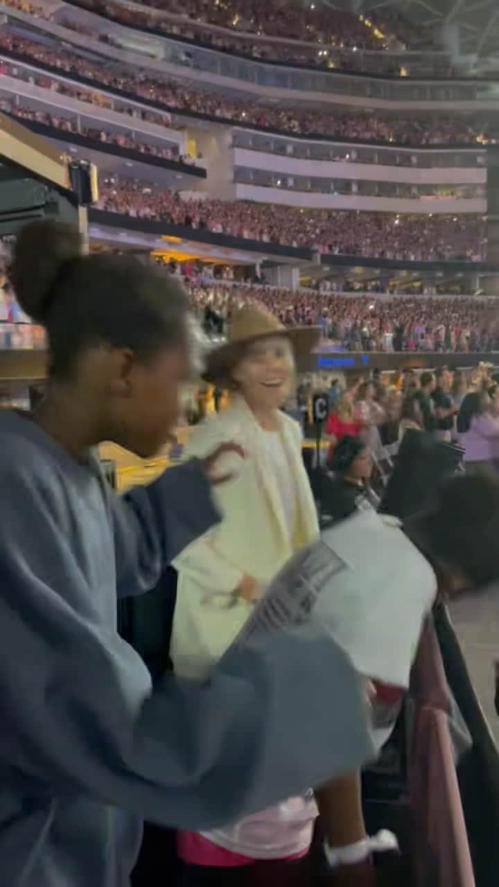 シャーリーズ・セロンのインスタグラム：「Thank you for the best birthday ever @taylorswift!!! We had such a great fucking time 💃」