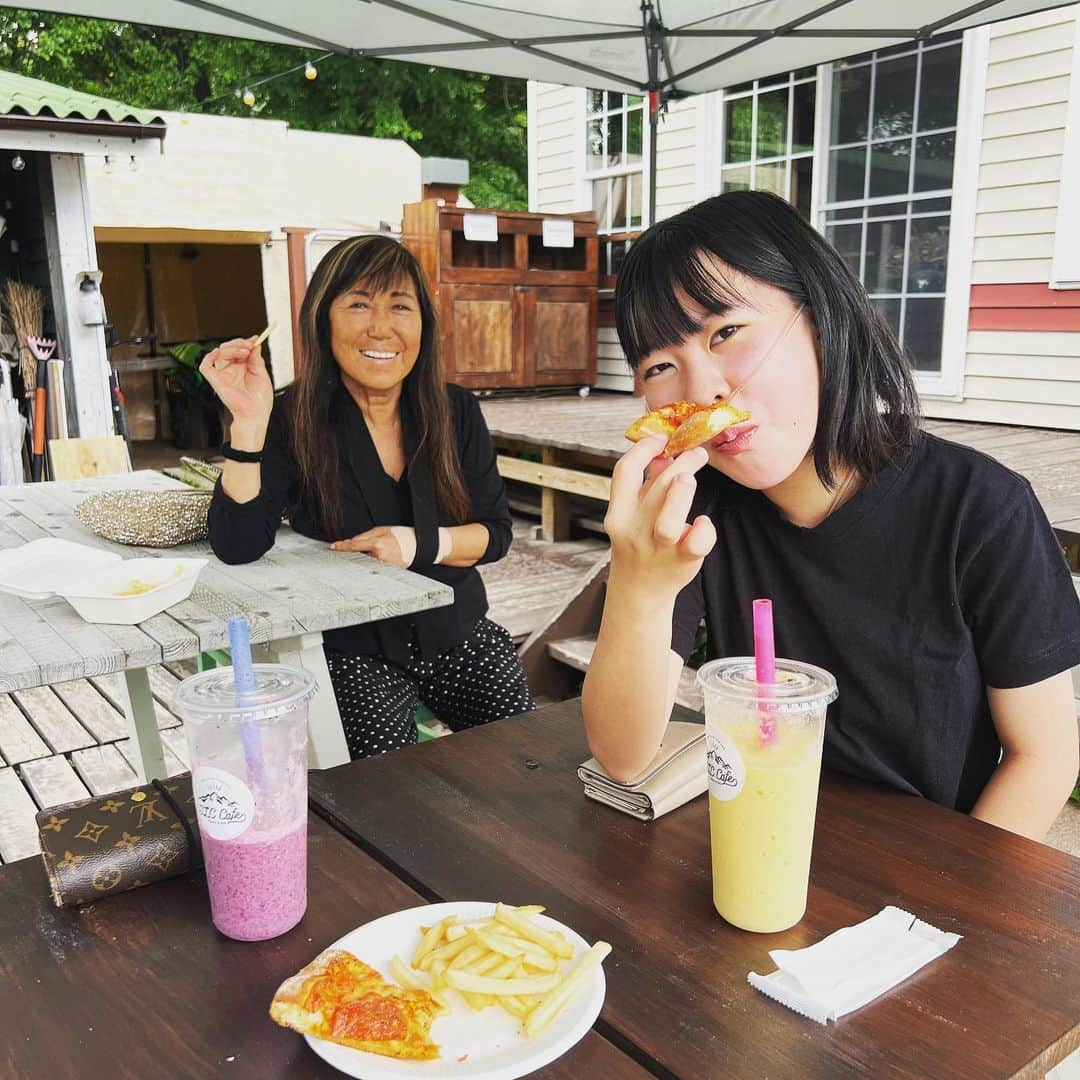 yukiさんのインスタグラム写真 - (yukiInstagram)「おはようございます。  菅平にある、とにかくオシャンなカフェ @thelittlechelsea_   スムージーはフルーツ濃厚でゴクゴクいけるし🫐🥭🍌 NYピザは香ばしくてめちゃくちゃ美味しいし🍕 フレンチフライに至っては大優勝です！🍟  連日通っちゃう大好きな場所🫶🏼 (ユキママに関しては、こちらの イケメンオーナー目当てです😍)  #milkaとお茶  #菅平 #おしゃれカフェ  #全部美味しい」8月9日 8時35分 - milkayuki