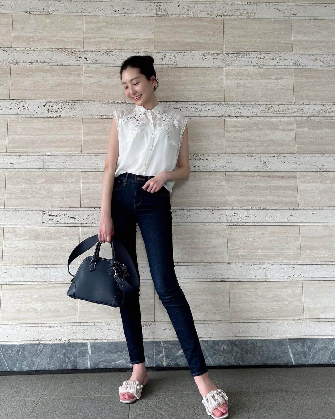 吉田怜菜のインスタグラム：「. . 久しぶりのおだんごヘア🌻 . . #levisjeans #milaowen #milaowen_snap #randa #スキニーコーデ #楽ちんコーデ」