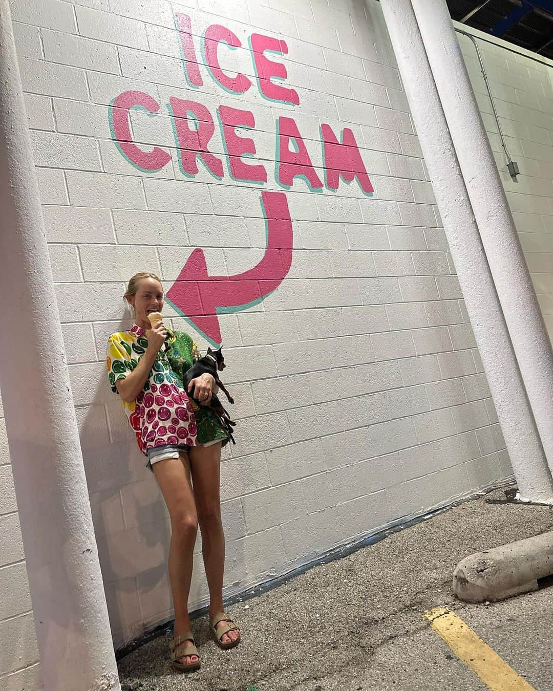 アンバー・ヴァレッタのインスタグラム：「You can take the girl from Oklahoma but you can’t take Oklahoma from the girl. Summer time in T-town. Also celebrating my grandma’s 93rd bday🩷🌻🤍🍦🧡🌸」