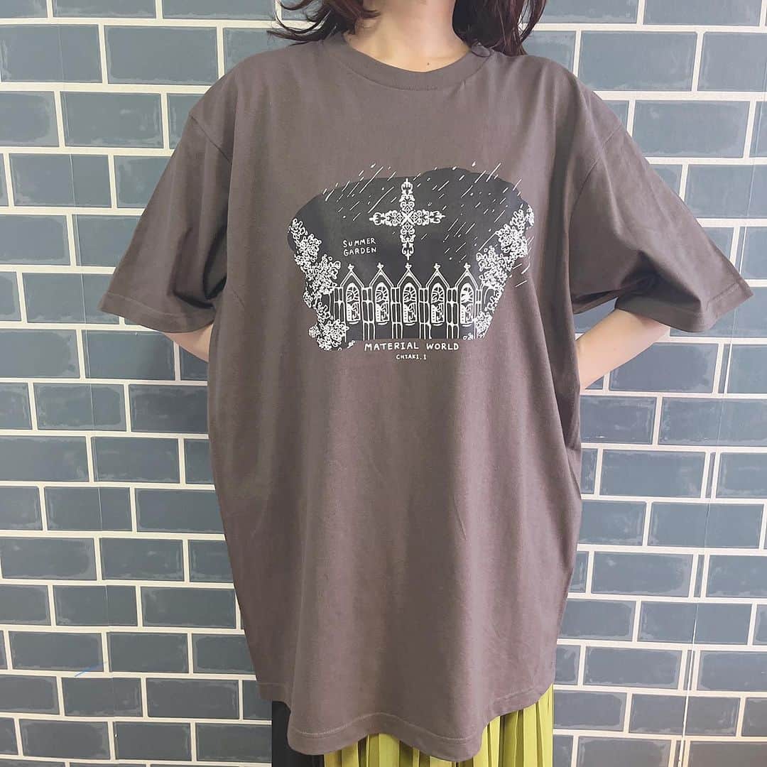 石川智晶のインスタグラム：「⭐️夏の庭Tシャツ発売開始！ 人気曲「夏の庭」イメージTシャツが限定数量発売！〈暑中見舞いポストカード付〉  色はチャコール色だよ！ こちらはXLサイズ、、 私には大きいかな。。笑😆  でもLサイズなら良い感じですの。  Web Shopにて販売 https://material-world.shop/  #石川智晶」