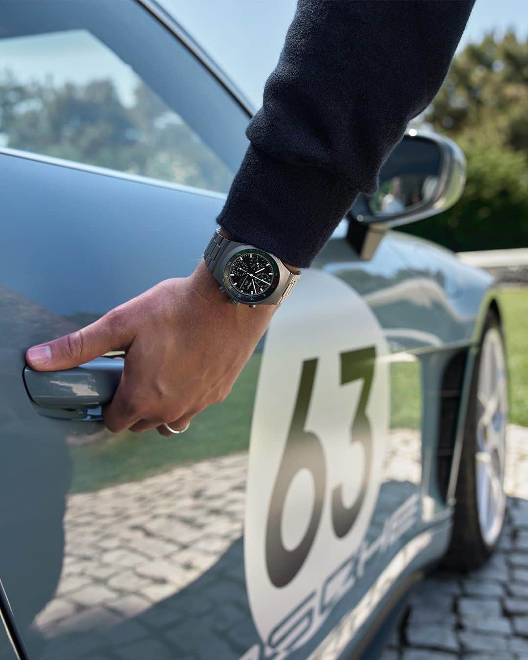 Porscheさんのインスタグラム写真 - (PorscheInstagram)「A journey through time with the new 911 S/T and the matching Porsche Design Chronograph 1 – 911 S/T. With a touch of classic and the technology of today, it's a driving experience like no other. __ 911 S/T: Fuel consumption combined in l/100 km: 13.8 (WLTP); CO2 emissions combined in g/km: 313 (WLTP) | https://porsche.click/DAT-Leitfaden | Status: 08/2023」8月9日 0時03分 - porsche