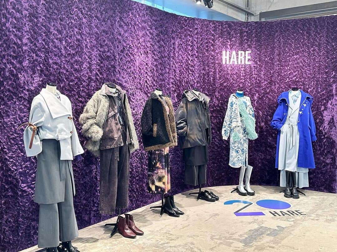 佐野恭平のインスタグラム：「HAREさんの #2023AW 展示会へみんなで行ってきました！  今年で20周年のHAREさん。みんな大好きハレレさん。 AWアイテムもめっちゃ可愛かったのですが、 HARE BEAUTYのコーナーが気になりますね😏楽しみです✨  また、WORK SPACEではオリジナルのTシャツを作る体験ができました。HAREのロゴはもちろん、20th記念のロゴもあり、自分だけのTシャツが作れました。  お土産はリリース予定のヘアスタイリングアイテムと、お香、CBDキャンディー！お土産センスいつも最高で嬉しいです✨  @jun__harada8 さん、ありがとうございました😊✨  #HARE #ハレ #ハレレ #2023awcollection」