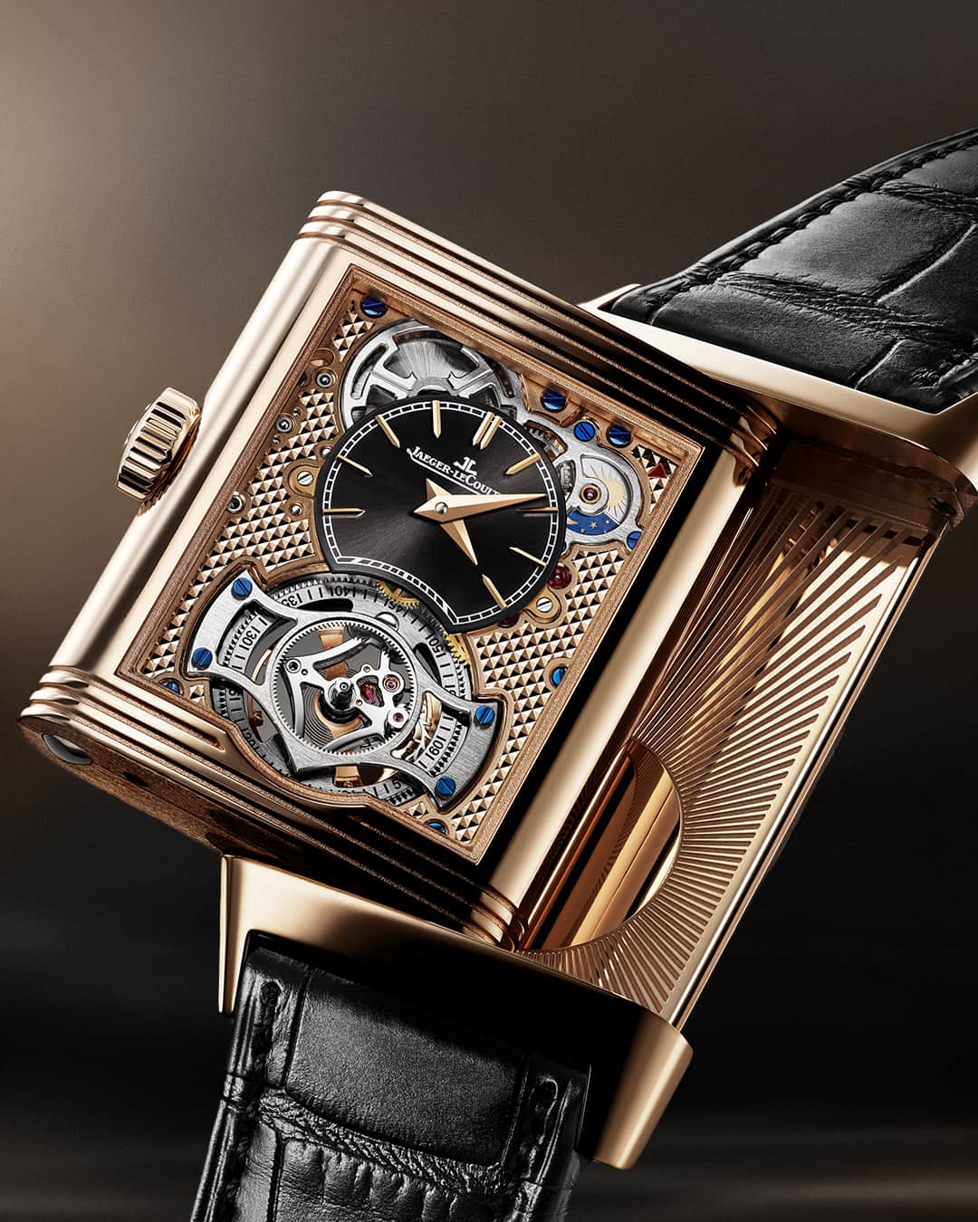 ジャガールクルトのインスタグラム：「1392 lines decorating beautifully. #Reverso _ Reverso Tribute Duoface Tourbillon Designed, made and assembled in our Manufacture _ The Reverso Tribute Duoface Tourbillon embodies the spirit of Jaeger-LeCoultre. Enhanced by partial skeletonization and glorious decoration, this timepiece brings the Manufacture’s watchmaking expertise to a new dimension. _ #JaegerLeCoultre #Reverso #TheWatchmakerOfWatchmakers」