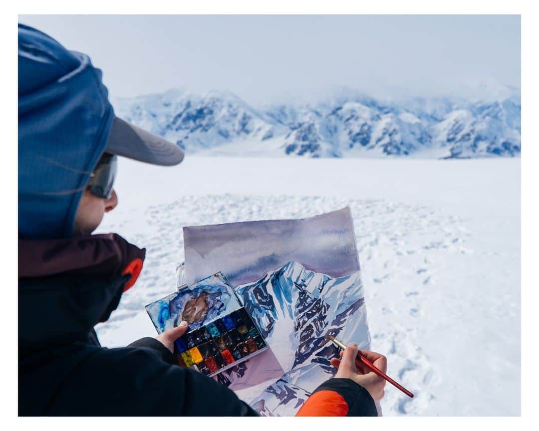 フェザーフレンズさんのインスタグラム写真 - (フェザーフレンズInstagram)「(1/4) Earlier this year, our extremely talented friend Claire (@claireswanderings) spent 2.5 weeks teaching, painting, and exploring the incredible landscapes of Alaska with the University of Maine’s Sea to Sky Program. The adventure began in Juneau and ended at the Kluane Lake Research Station, where they explored an icefield high in the Wrangell Saint-Elias Mountains. ⁠ ⁠ Throughout this week, we will be sharing snippets of her trip, starting with these photos of Claire painting on the icefield! When watercoloring in such frigid conditions, Claire says:⁠ ⁠ “I had to paint with a mixture of rubbing alcohol and water to keep my watercolors usable. The Volant Jacket and Pants were critical items that kept me warm and cozy while sitting still to paint for up to an hour.”⁠ ⁠ […]⁠ ⁠ Photos @claireswanderings  ⁠ #featheredfriendsgear #warmthwhereveryouare #watercolor」8月9日 0時01分 - featheredfriends1972