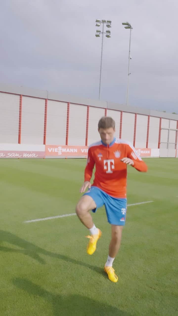 トーマス・ミュラーのインスタグラム：「ANZEIGE  So jonglieren wir in Bayern … ⚽️  Auf geht’s! Schuhplatteln und 5 Mal den Ball hochhalten. 🕺🏼   @viessmann schlaue Wärmepumpen  #esmuellert #FCBayern #viessmann」