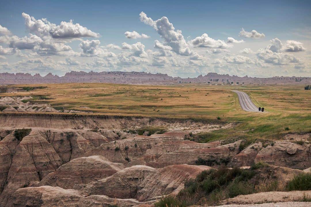 Harley-Davidsonさんのインスタグラム写真 - (Harley-DavidsonInstagram)「The South Dakota Black Hills define adventure for us. Get out and ride free.​  📷 @kurpius​  #HarleyDavidson #Sturgis2023 #Sturgis​」8月9日 0時00分 - harleydavidson