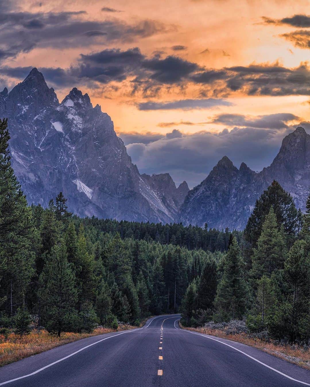BEAUTIFUL DESTINATIONSさんのインスタグラム写真 - (BEAUTIFUL DESTINATIONSInstagram)「Captured by @rob.phillips.photography, marvel at the breathtaking beauty of Grand Teton National Park in Wyoming, USA, as the sun sets over the majestic mountain range. 🇺🇸 With landscapes like these, it's not hard to see why this national park is so popular with photographers and nature enthusiasts alike! 🌄  What is your favorite national park in the USA? 🏞️  📽 @rob.phillips.photography 📍 Grand Teton National Park, Wyoming, USA」8月9日 0時01分 - beautifuldestinations
