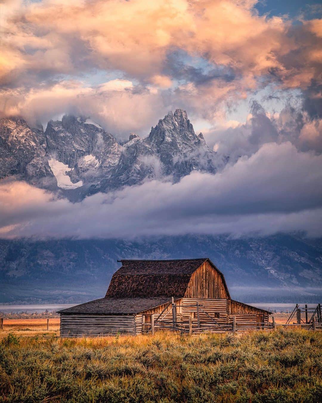 BEAUTIFUL DESTINATIONSさんのインスタグラム写真 - (BEAUTIFUL DESTINATIONSInstagram)「Captured by @rob.phillips.photography, marvel at the breathtaking beauty of Grand Teton National Park in Wyoming, USA, as the sun sets over the majestic mountain range. 🇺🇸 With landscapes like these, it's not hard to see why this national park is so popular with photographers and nature enthusiasts alike! 🌄  What is your favorite national park in the USA? 🏞️  📽 @rob.phillips.photography 📍 Grand Teton National Park, Wyoming, USA」8月9日 0時01分 - beautifuldestinations