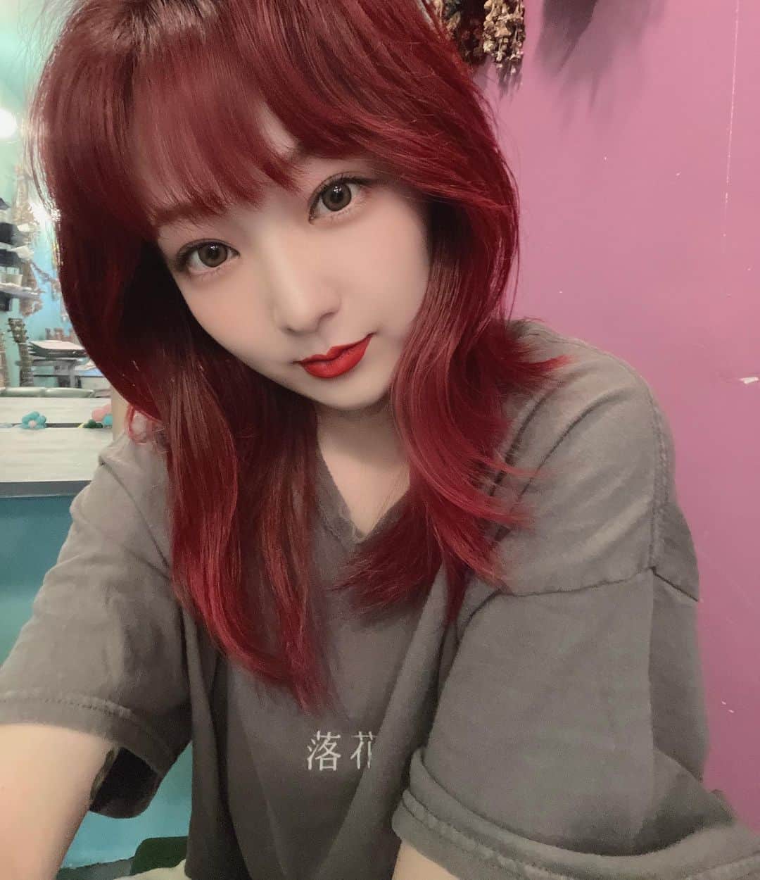 斉藤夏海のインスタグラム：「今年も無事に誕生日を迎えました🤸‍♀️  お祝いしてくれた皆様本当〜にありがとうございました❣️幸 お店来てくれてお買い物してプレゼントまでくれたり、ネットでお買い物してくれたり、お店にプレゼント届けてくれたり🍒お家パーティー開いてくれたり🍓DMも沢山ありがとうございました🫶誕生日の前には実家帰ってみんなで花火みて、お祝いしてもらって最高だった🌻 来年も何事もなく健康に迎えられますように〜🐈‍⬛❣️  誕生日の夜は焼肉食べて髪の毛染めて爆睡🐈‍⬛📞  みんなもお幸せに🐈‍⬛🍓🍓🍓」
