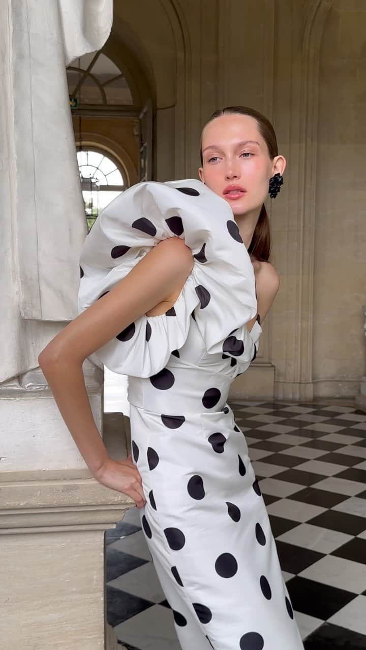 Monique Lhuillierのインスタグラム：「Darling Dots 🖤🖤 #moniquelhuillier」