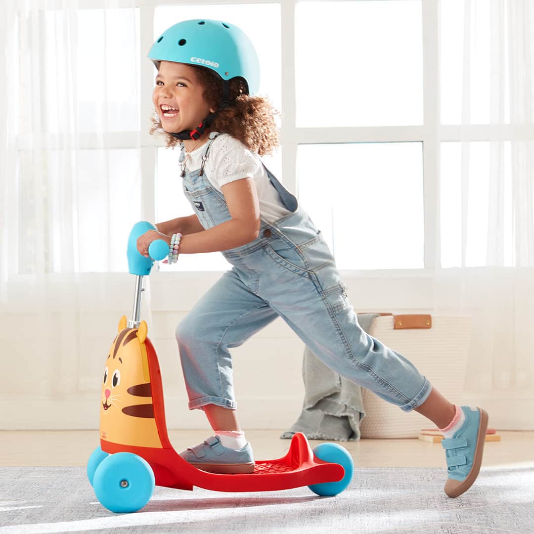 Skip Hopのインスタグラム：「Scooting into the new school year like...🛵 🛴 🛵 Which Ride-On is your fave? ⬇️  #skiphop #musthavesmadebetter #scooter #kidsscooter #rideontoy #skiphopzoo #danieltiger」