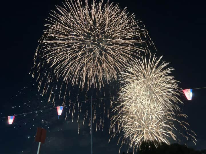 黒咲ななのインスタグラム：「. . ずっと行きたかった花火大会🎇🩷in板橋 . めちゃくちゃいい場所で 本当に良く見えて感動した🥲 . 途中ね、火事になっちゃって 中止になったんだけどそれでも そこからいちばん綺麗な花火が上がってて勝手に花火師の意地を感じて感動してた😭😭✨✨💛 . (実際どうだったのか知りたい😂) . . #花火#板橋#板橋花火大会」