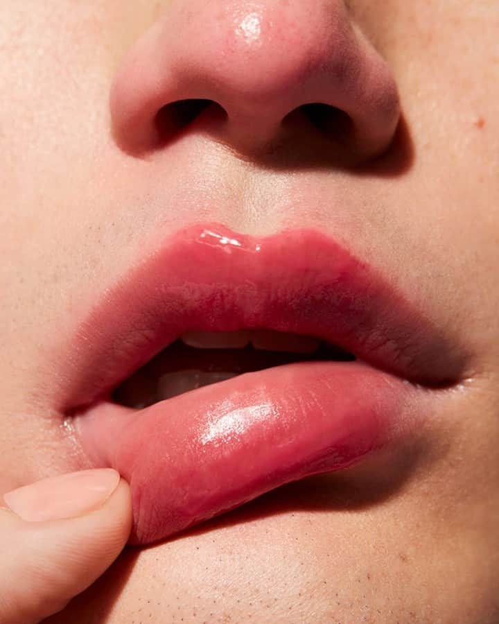 メイクアップアートコスメティックスのインスタグラム：「Give lips a #FloralCoral kiss. Runways, celebrities and films alike have been reviving this 1960s take on creamy coral lips. Put your own fresh twist on this playful summer pout with nourishing Glow Play Lip Balm in Floral Coral. #MACTrend #MACGlowPlay」