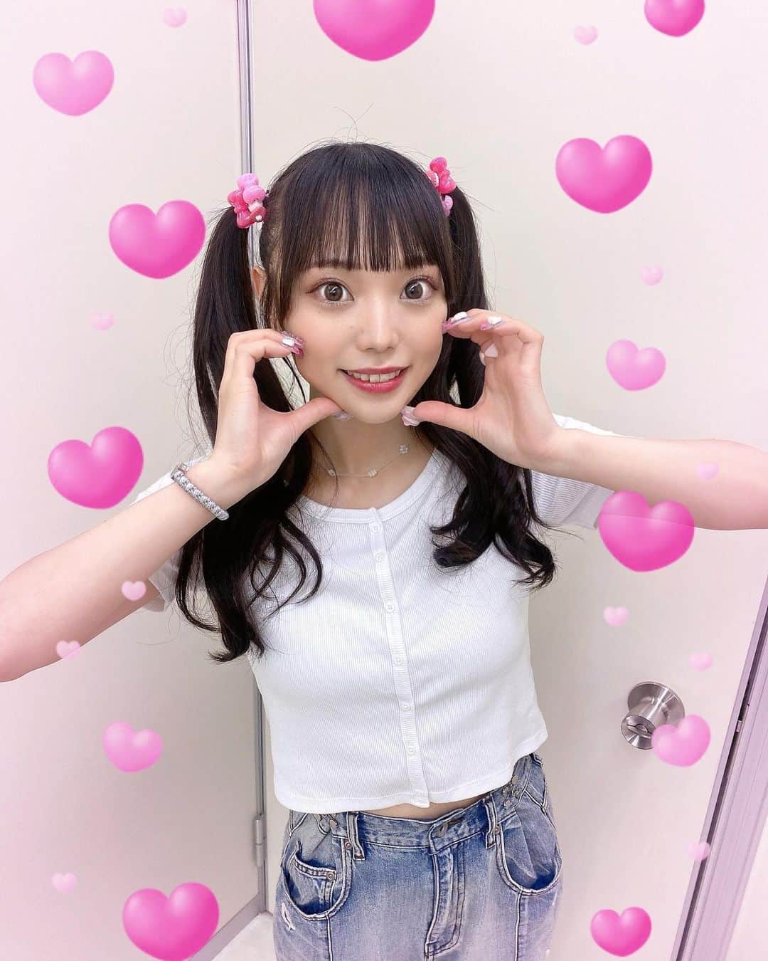 澤田美晴のインスタグラム：「8beatStory♪ 7周年記念 現地サイン会 ありがとうございました🤍⭐︎  みんなとお話しできてゲームできて楽しかった🥰💗  めずらしい高めのツインテールどうでしたか⭐︎？ キティちゃんのヘアゴムつけられてるんるんでしたっ🎀💗  ⭐︎⭐︎⭐︎⭐︎⭐︎⭐︎⭐︎⭐︎⭐︎⭐︎⭐︎⭐︎⭐︎⭐︎⭐︎⭐︎  そして夏はギャル〜🫰🏻🩷🌺  ファンのみんなが プリンセスなわたしも ギャルなわたしも キャラものが好きなわたしも どんなわたしも好きでいてくれて みんなのことが大好きっ🩷 わたしの好きを貫いてっていつも言ってくれるの🥹🩷 ありがとうね😭🩷幸せだよ〜🩷⭐︎  私の次は8月12日です！👸🏼✨ お会いできるの楽しみにしてます♪」