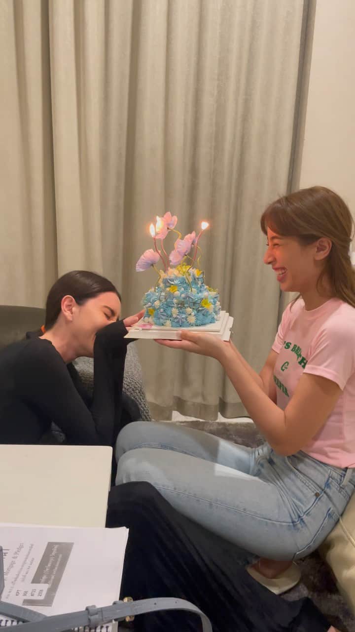 マイ・ダーウィカーのインスタグラム：「Happy Birthday to you 🎂❤️ @mint_chalida ขอให้เพื่อนมีความสุขในทุกๆวันได้ข่าวว่าวันนี้ถามคนอื่นว่าใหม่อยู่ไหน55555ไม่ต้องห่วงเลยเรารอเซอร์ไพรซ์แกอยู่…ไม่หายไปไหนอยู่ตรงนี้เสมอคริคริ love you so muchhhhh💕🥰」