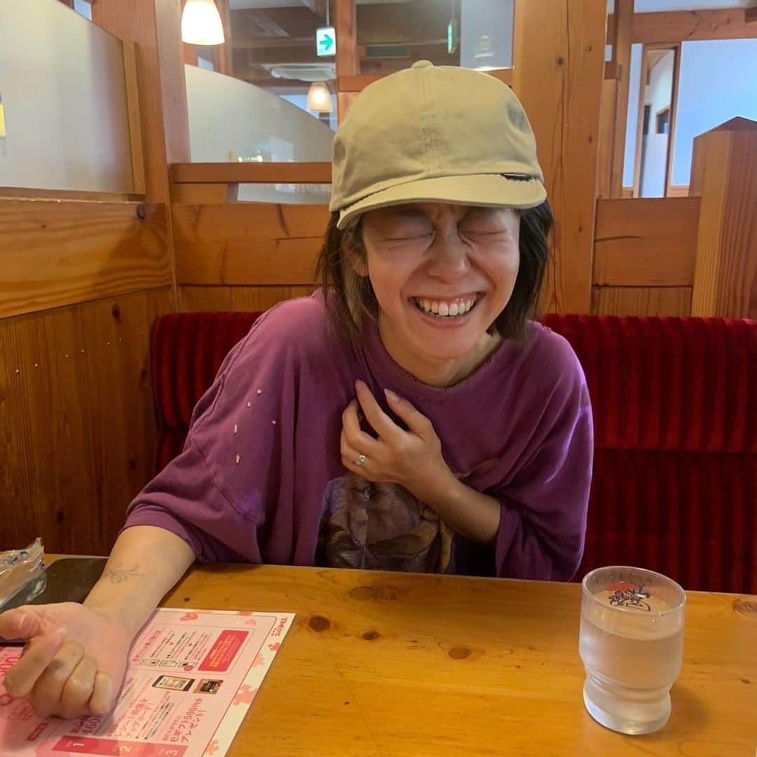 Boseのインスタグラム：「朝ごはんを食べにコメダ珈琲へ。席に着いて、あさちゃんを見ると、Tシャツの腕のところに何かくっついてる。え？何それ？お米？家から？ずっと？笑 #コメダ珈琲」