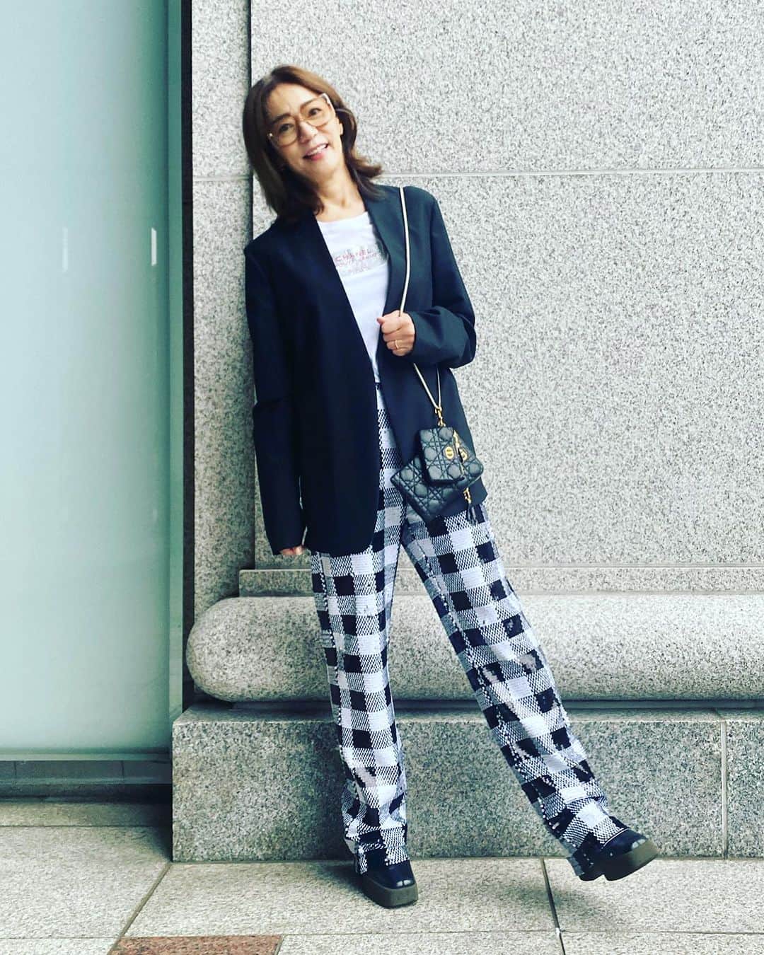 田中杏子さんのインスタグラム写真 - (田中杏子Instagram)「なんか楽しそうな、ある日の私服。 Gucci Vaultで見つけた チェックのスパンコールパンツをいかして、 アゲになり過ぎないオーセンティックな ニューコーデに❣️❣️❣️❣️  #私服コーデ」8月9日 0時43分 - akoakotanaka